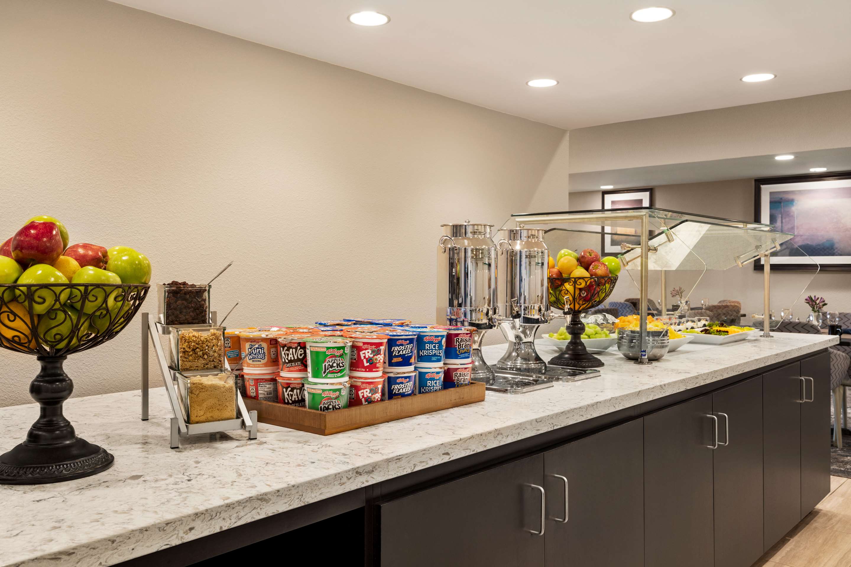 Breakfast Area | DoubleTree by Hilton Hotel New Orleans Airport