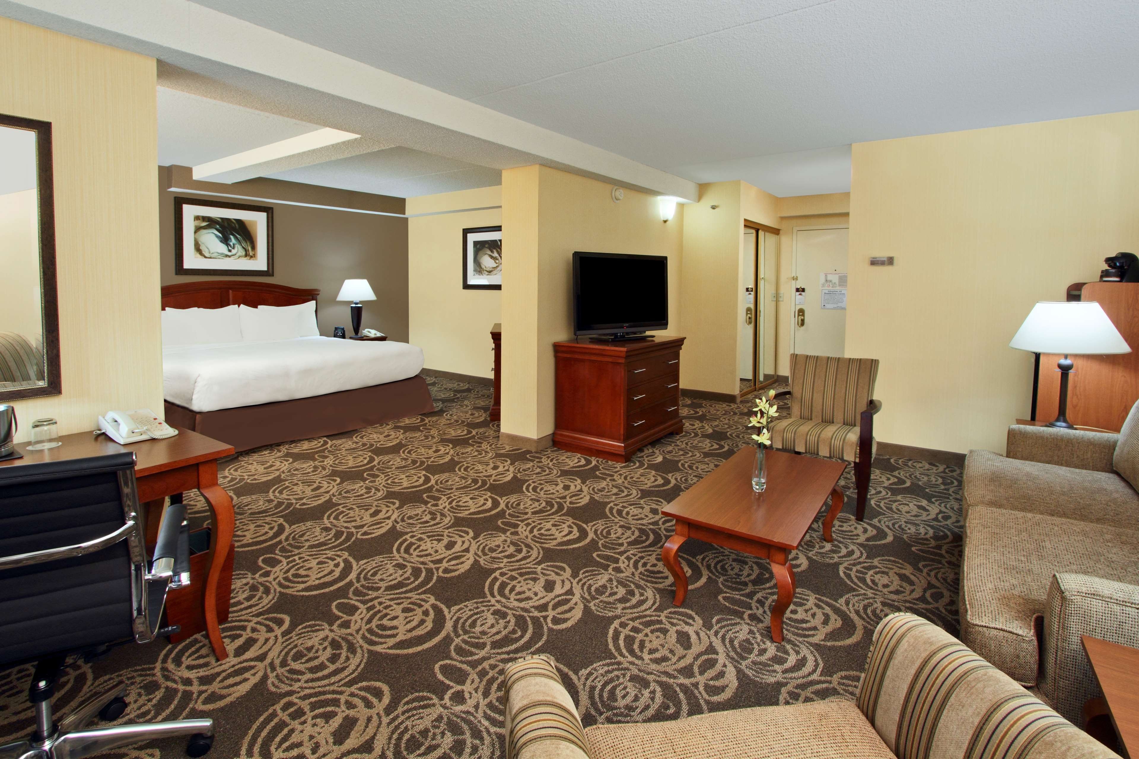 DoubleTree Hotel Mahwah Room Type - 1 KING BED 1BDRM EXEC SUIT