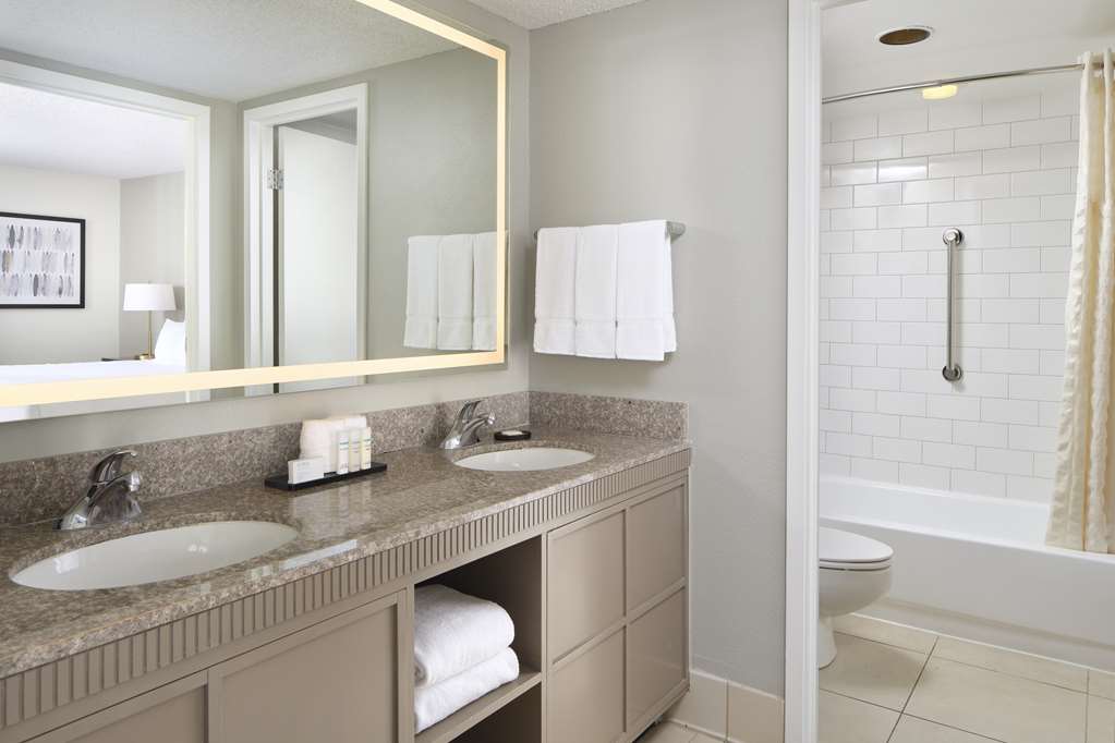 Embassy Suites by Hilton Myrtle Beach Oceanfront Resort Room Type - 2Q STE MOB HEA ACC RI-S VW