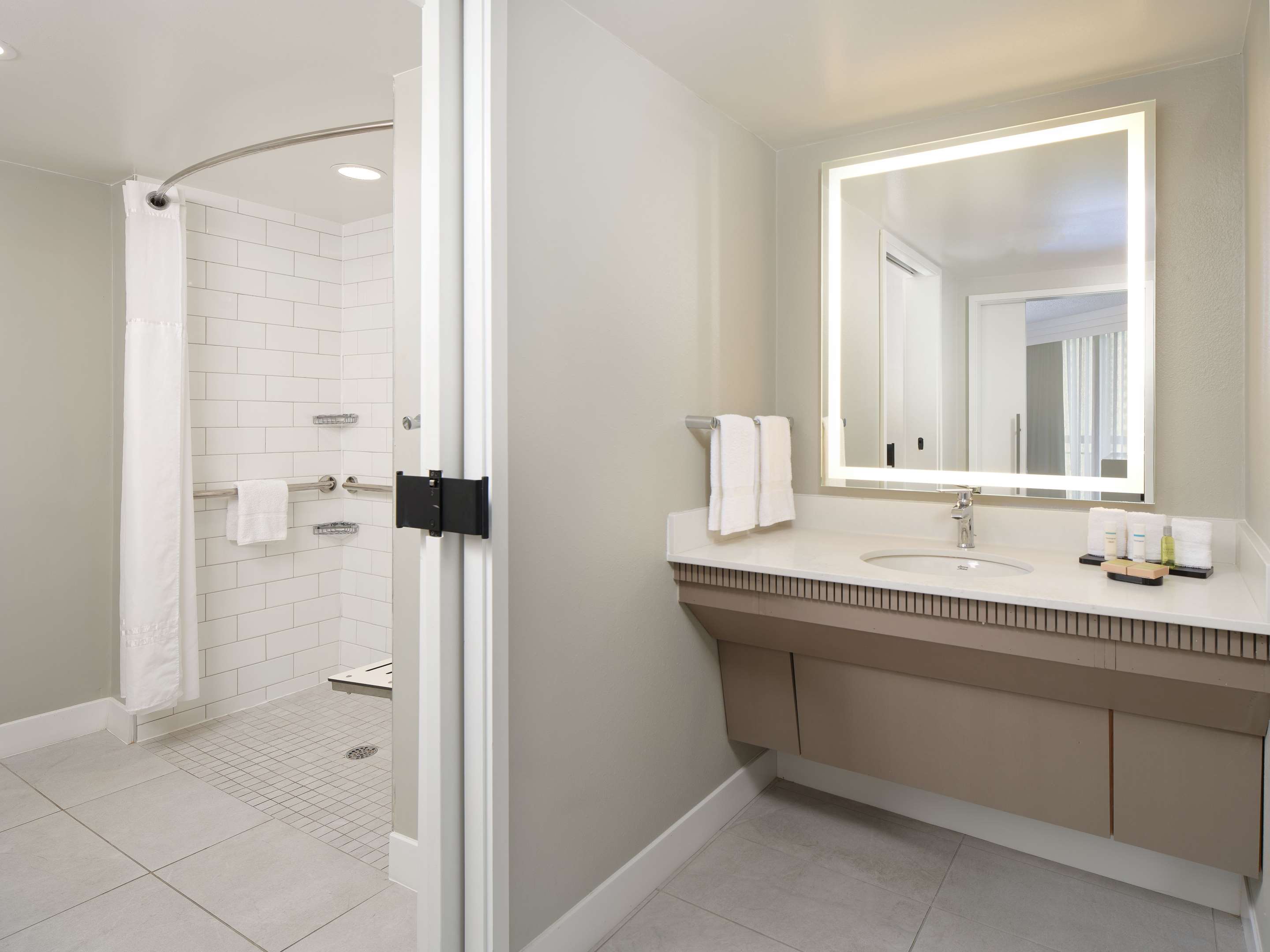 Guest room bath