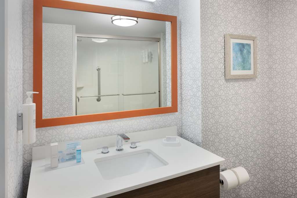 Hampton Inn &amp; Suites Myrtle Beach Oceanfront-guestroom-Guest Room,Bathroom,On-Site.jpg