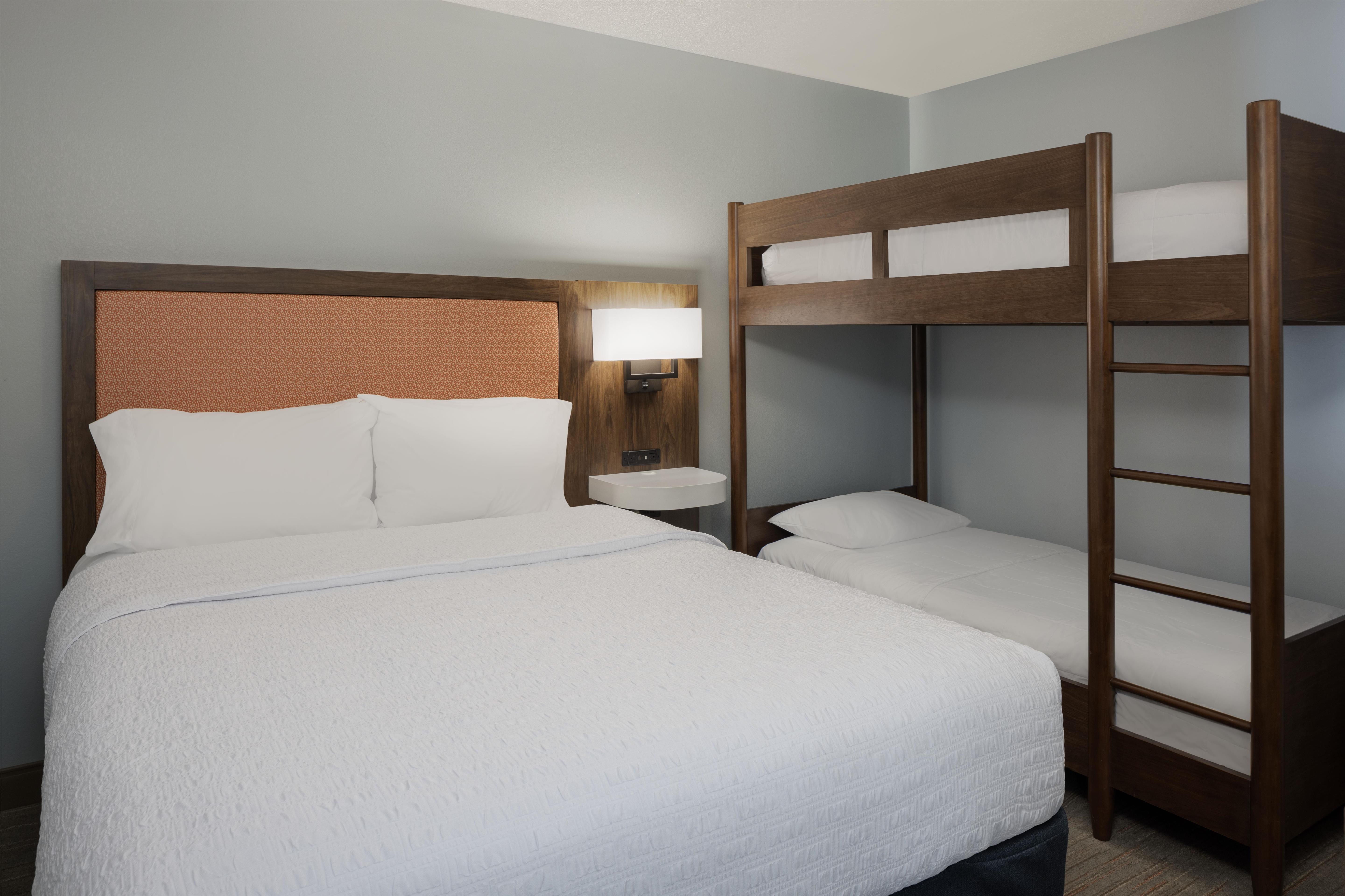 Hampton Inn & Suites Myrtle Beach Room Type - 1KNG 1QN 2BR 1BATH NONSMOK