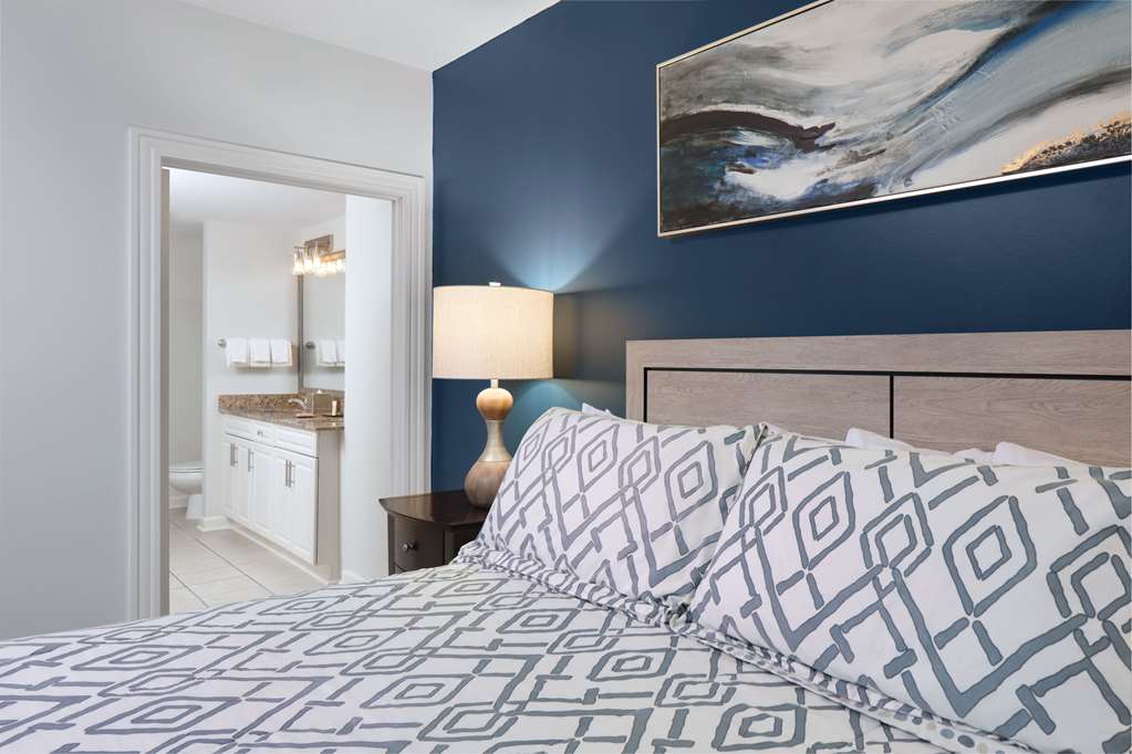 Royale Palms-guestroom-Guest Room,Bathroom,On-Site.jpg