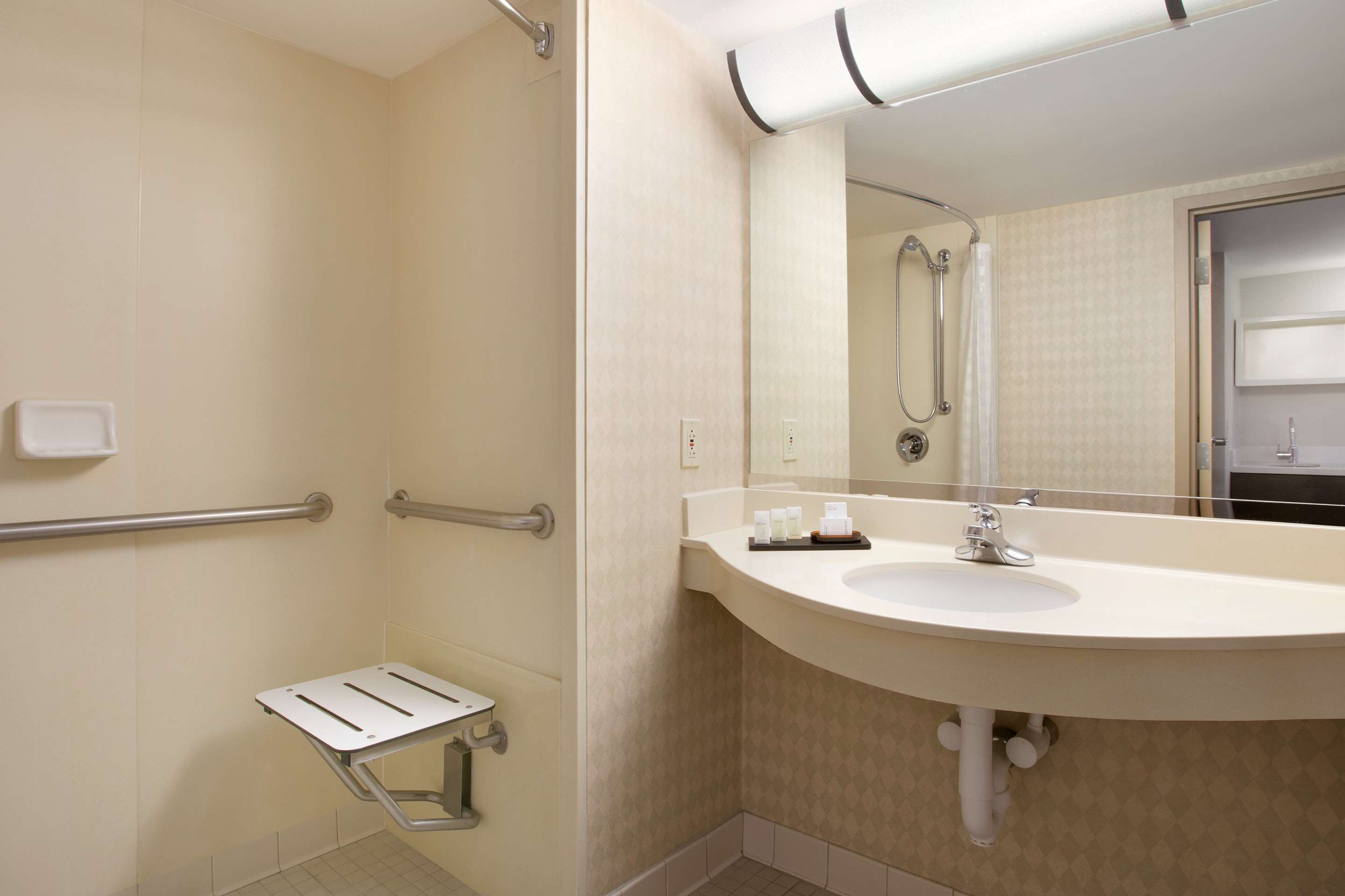 Guest room bath