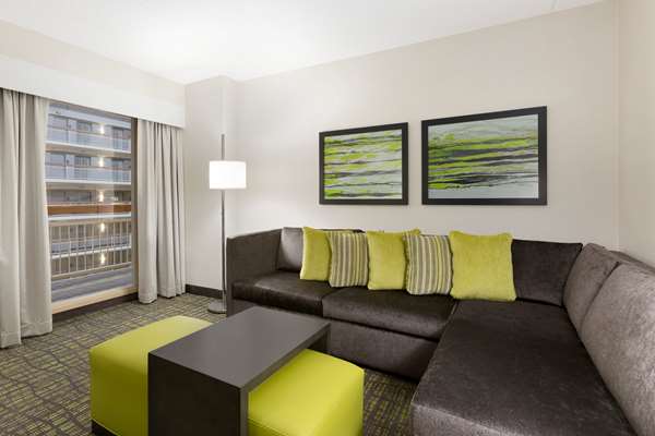  - Embassy Suites Newark - I-95, Exit 1B