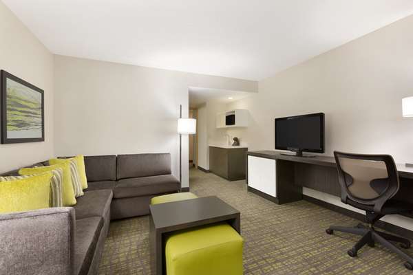  - Embassy Suites Newark - I-95, Exit 1B