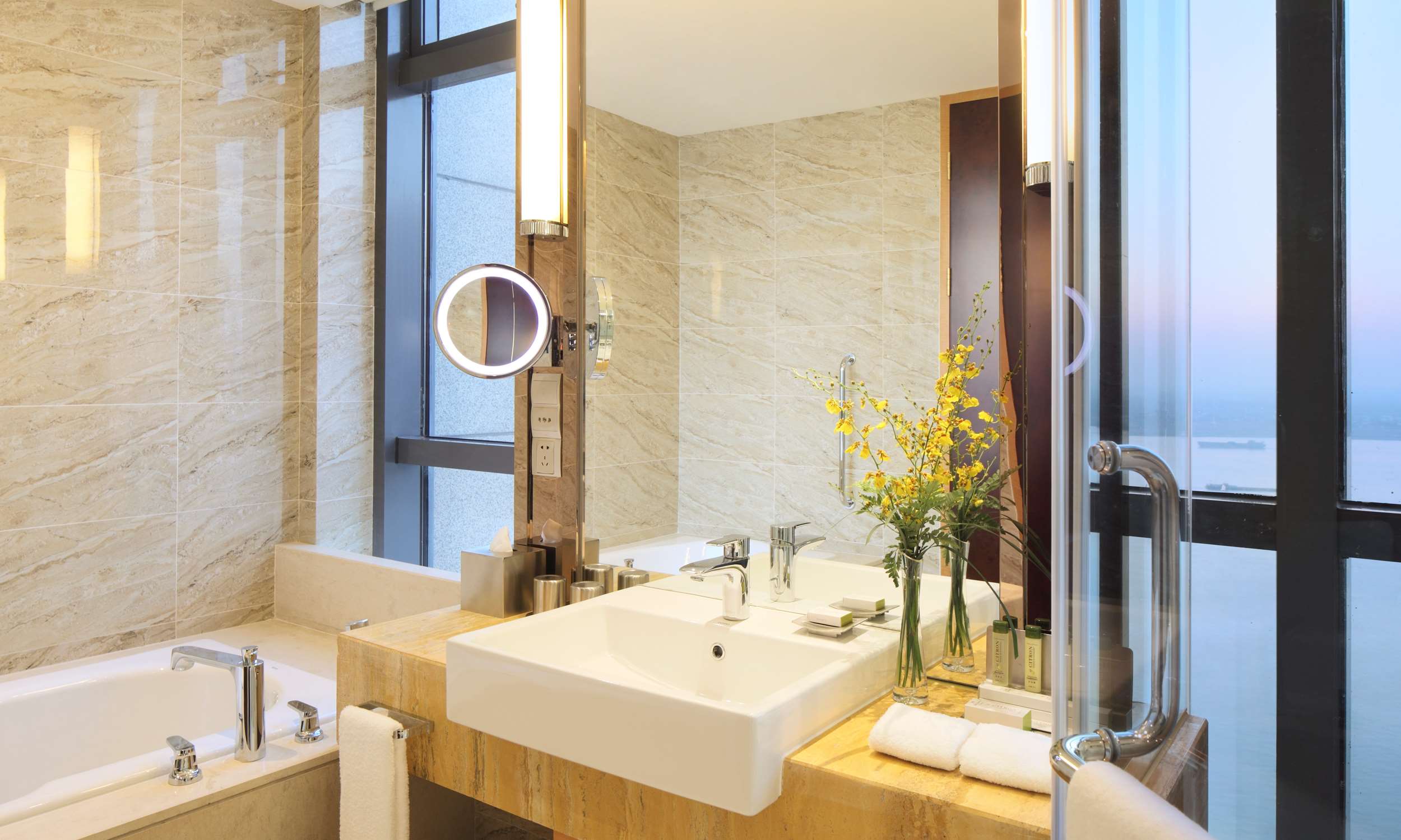 DoubleTree by Hilton Hotel Wuhu Room Type - KING ONE BEDROOM SUITE