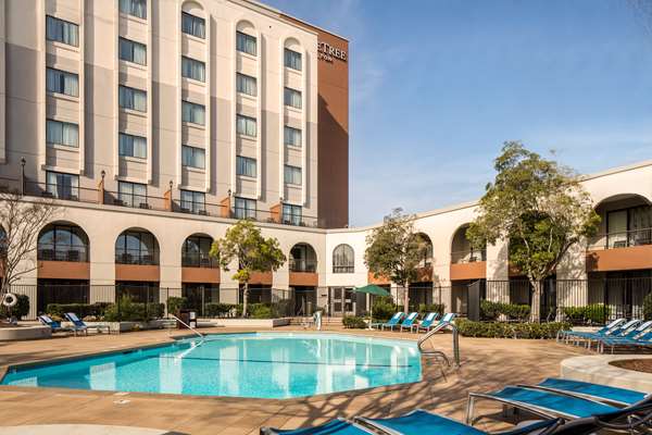 Pool - DoubleTree by Hilton Hotel Newark