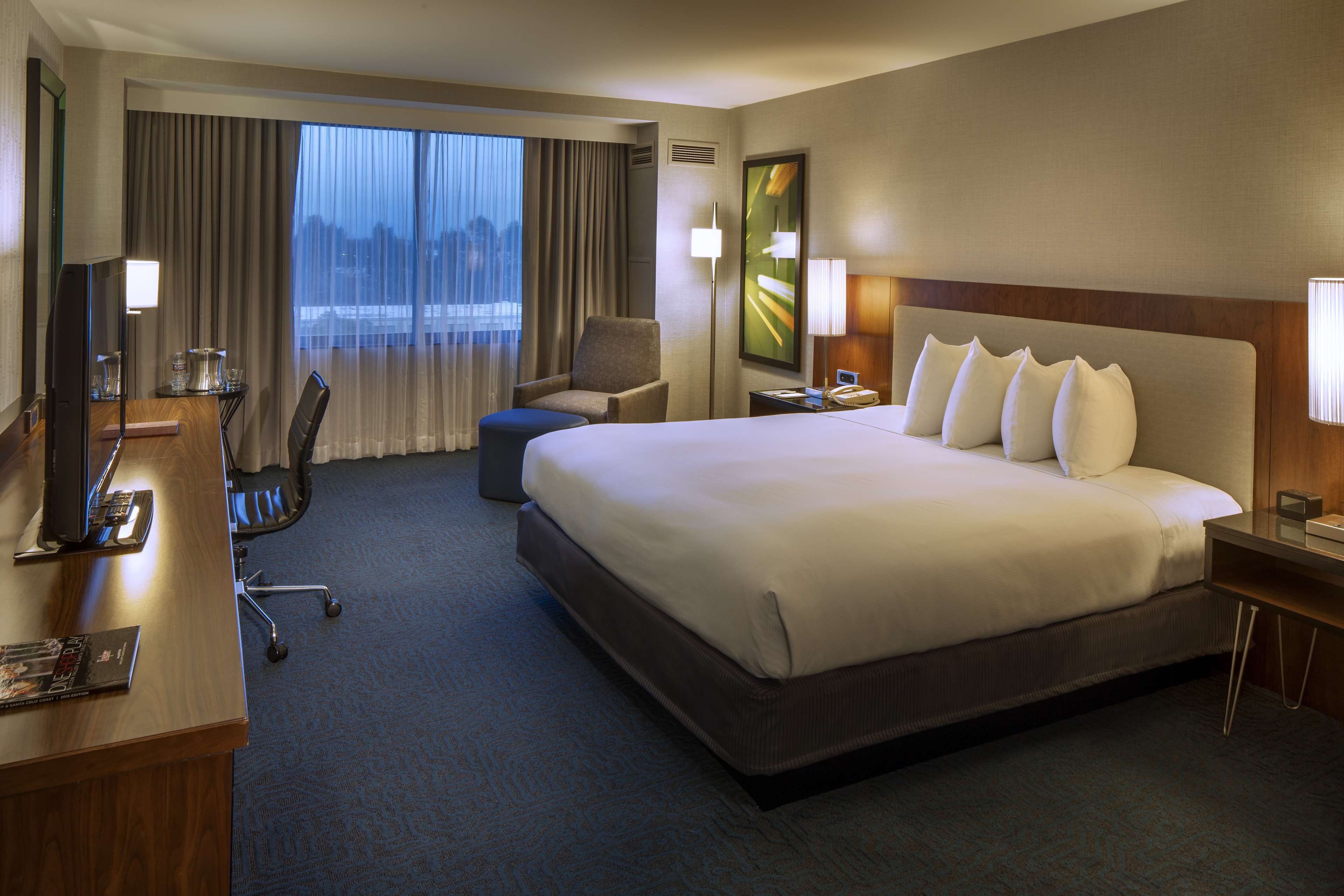 DoubleTree by Hilton Newark-Fremont Room Type - 1 KING HEARING ACCESSIBLE