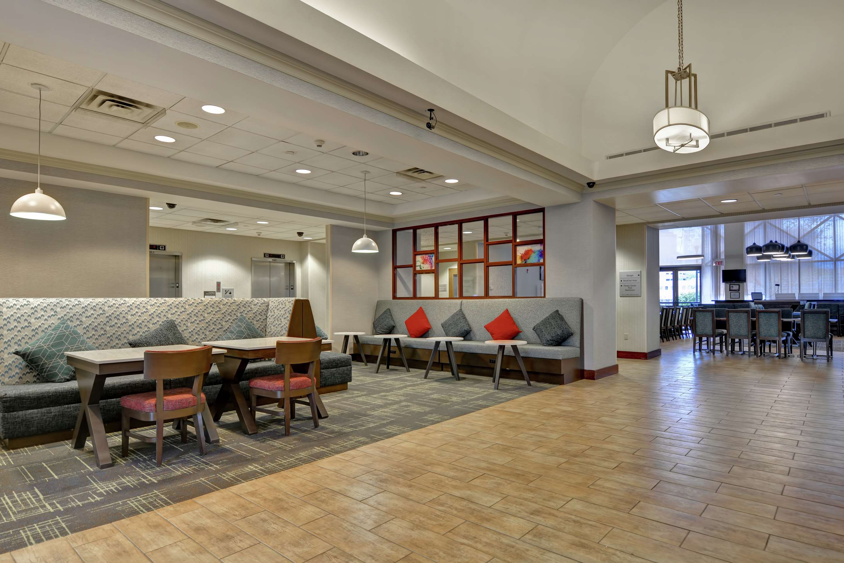 Lobby | Hampton Inn & Suites Newark-Harrison-Riverwalk