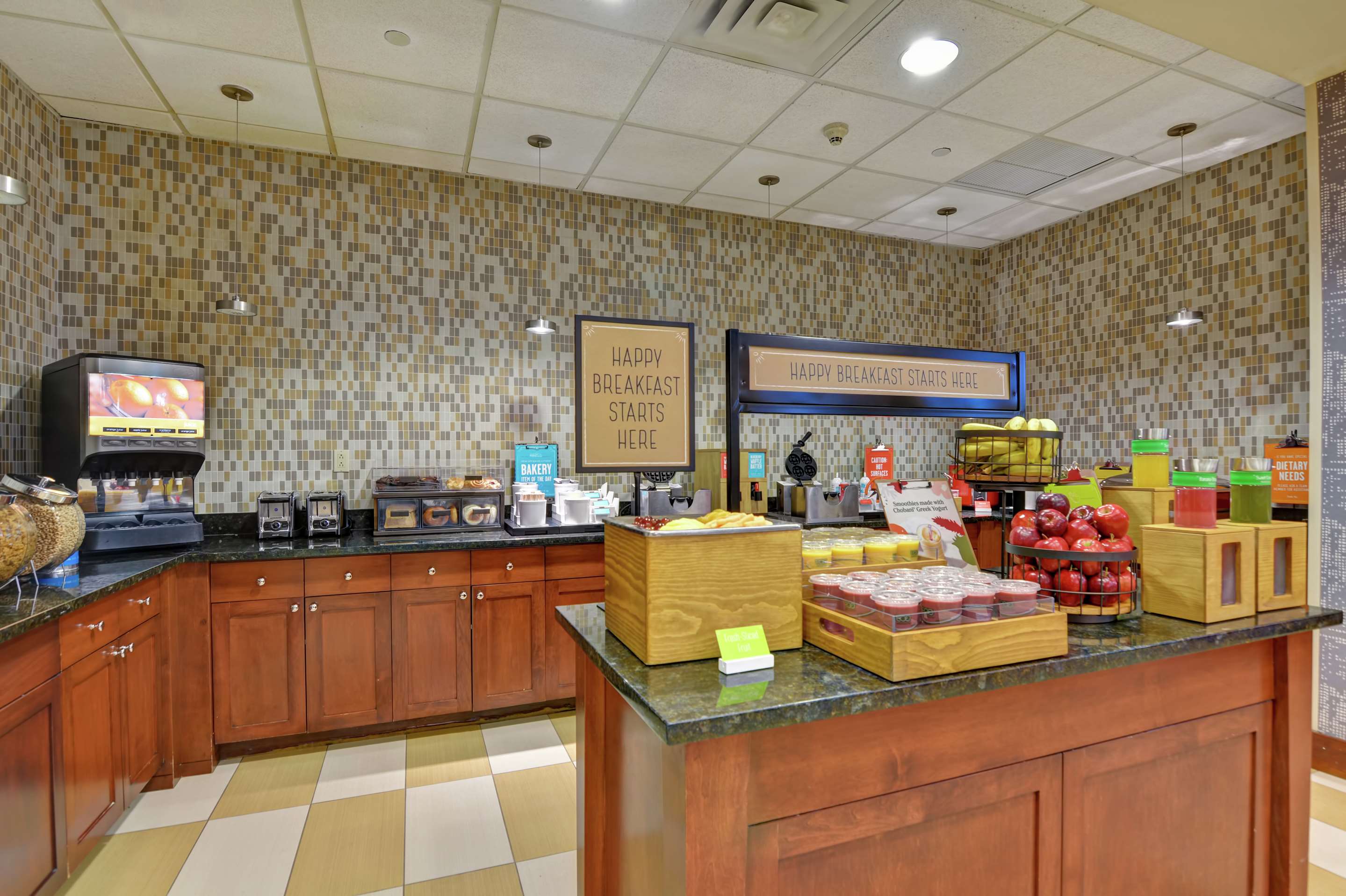 Breakfast Area | Hampton Inn & Suites Newark-Harrison-Riverwalk