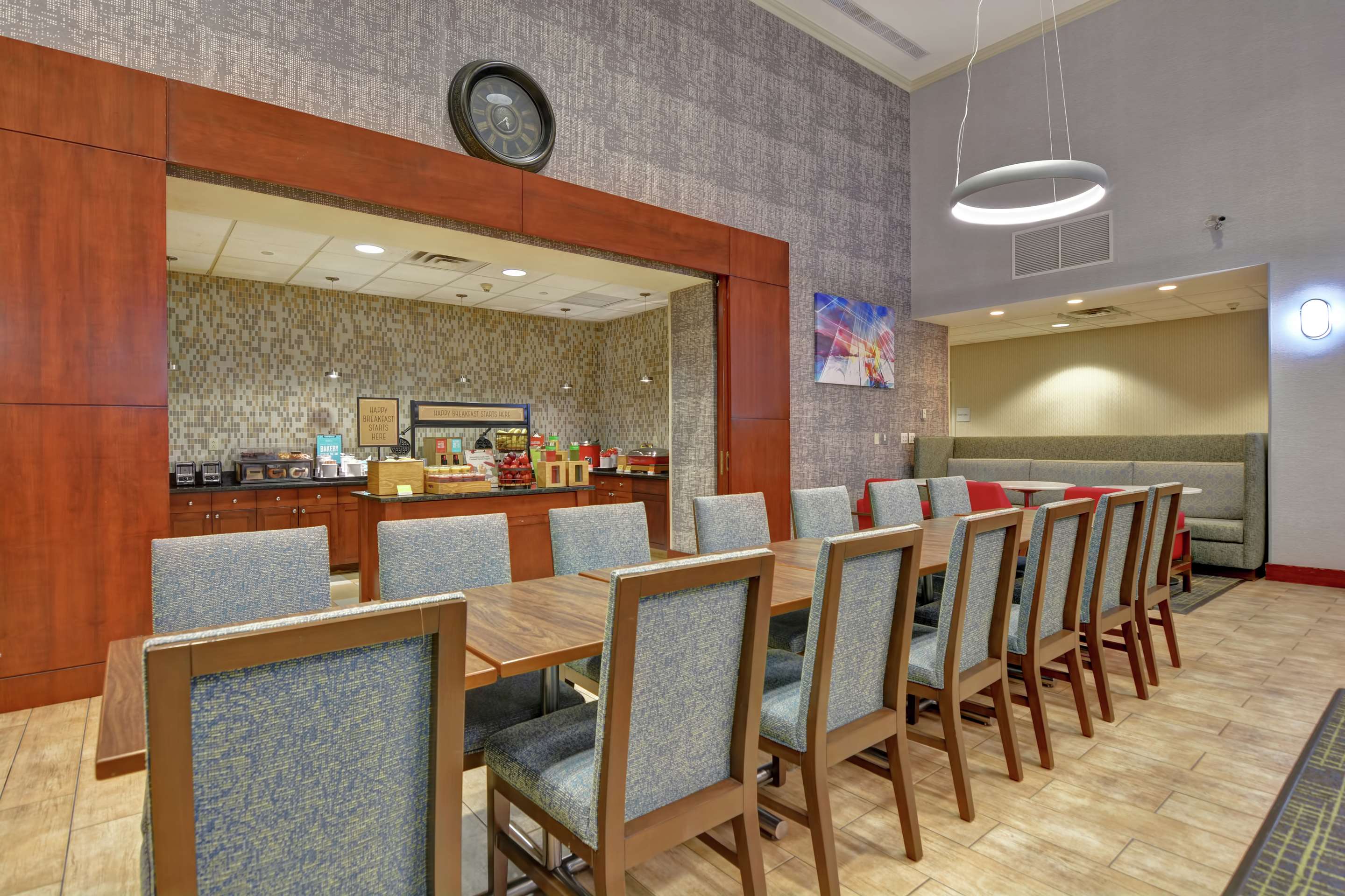 Breakfast Area | Hampton Inn & Suites Newark-Harrison-Riverwalk