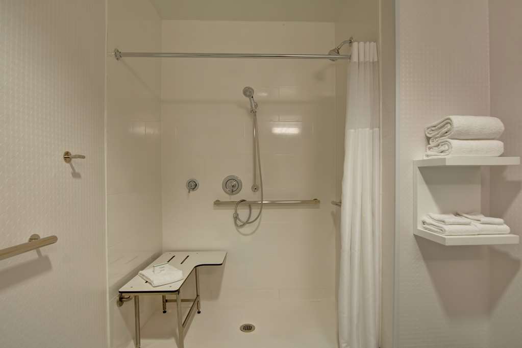Hampton Inn & Suites by Hilton Newark-Harrison-Riverwalk - Tap to explore photos