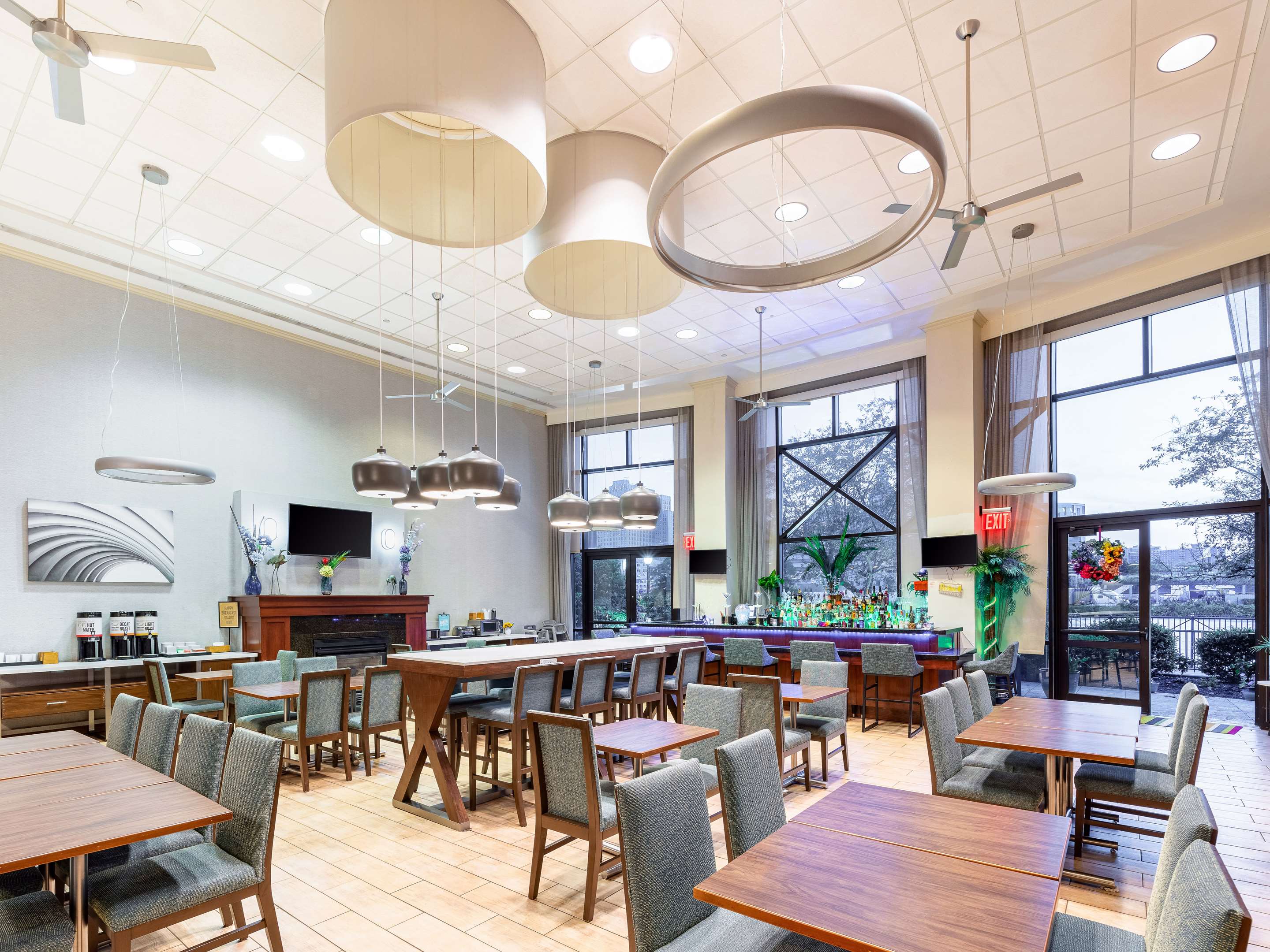 Restaurant | Hampton Inn & Suites Newark-Harrison-Riverwalk