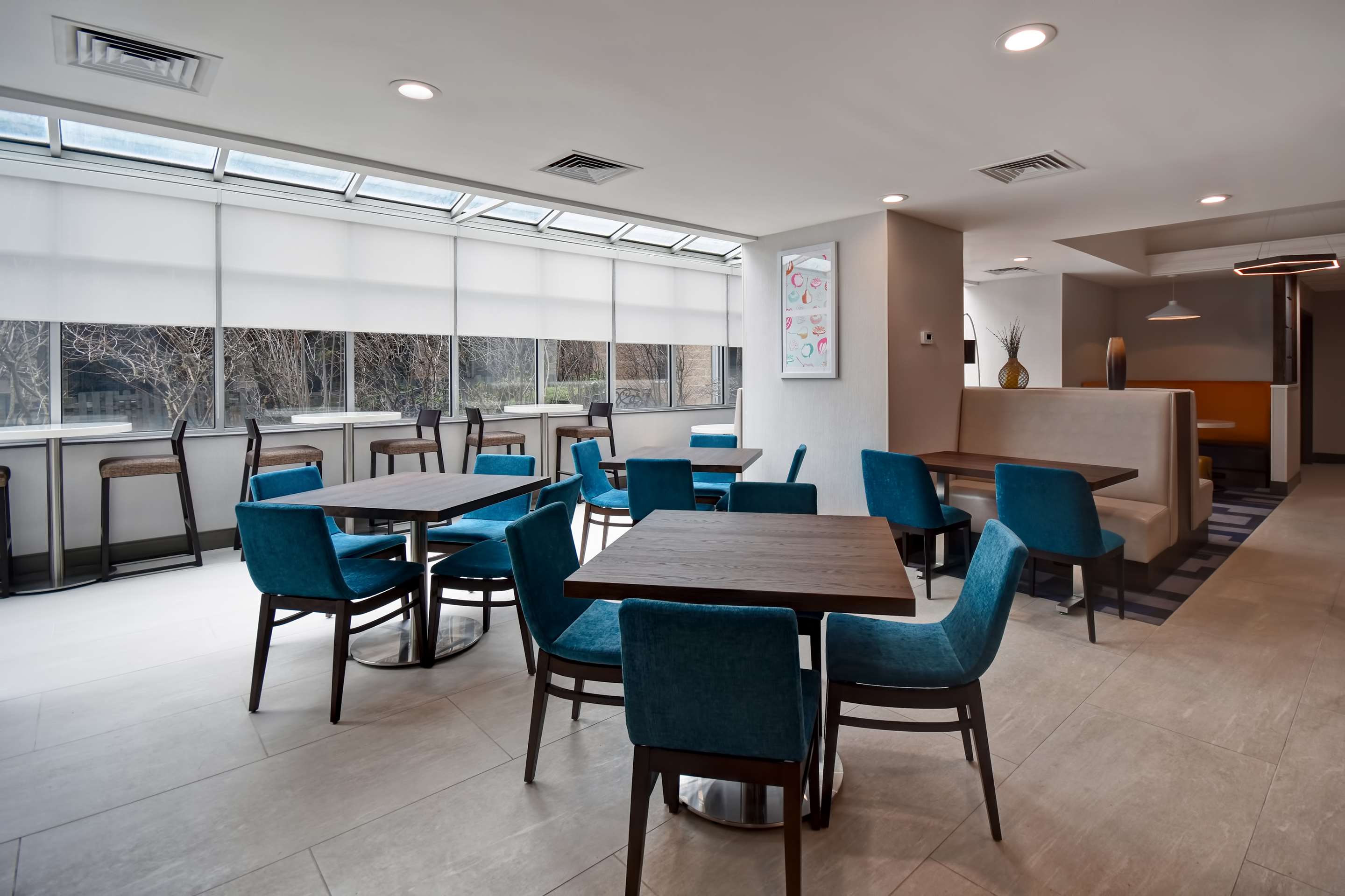 Breakfast Area | Hampton Inn NY-JFK