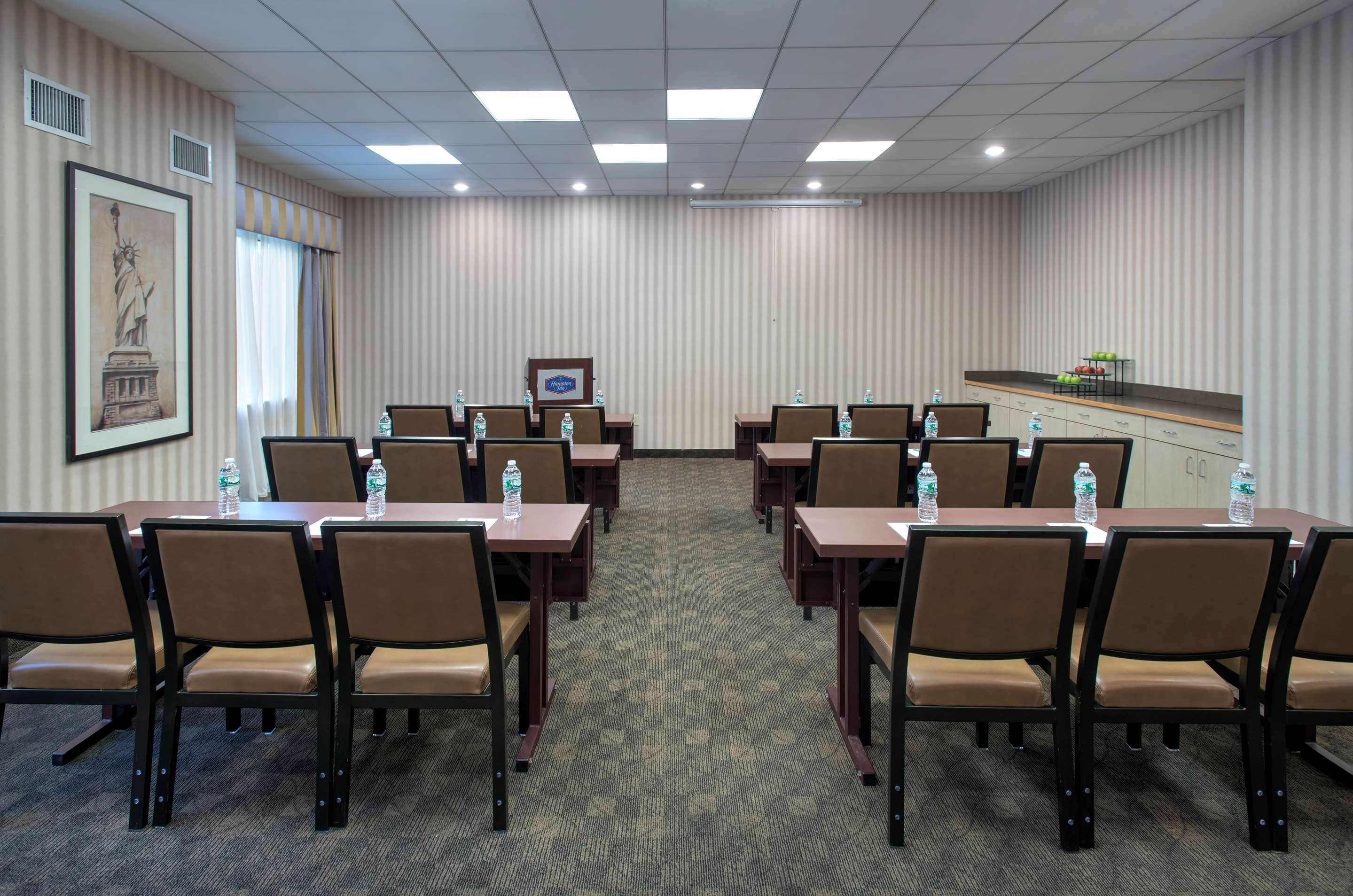 Meeting Room | Hampton Inn NY-JFK