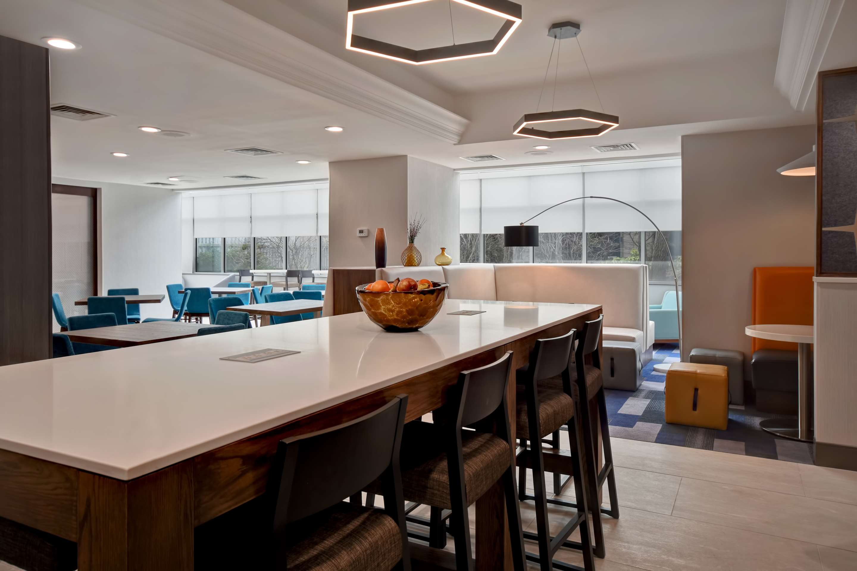 Breakfast Area | Hampton Inn NY-JFK