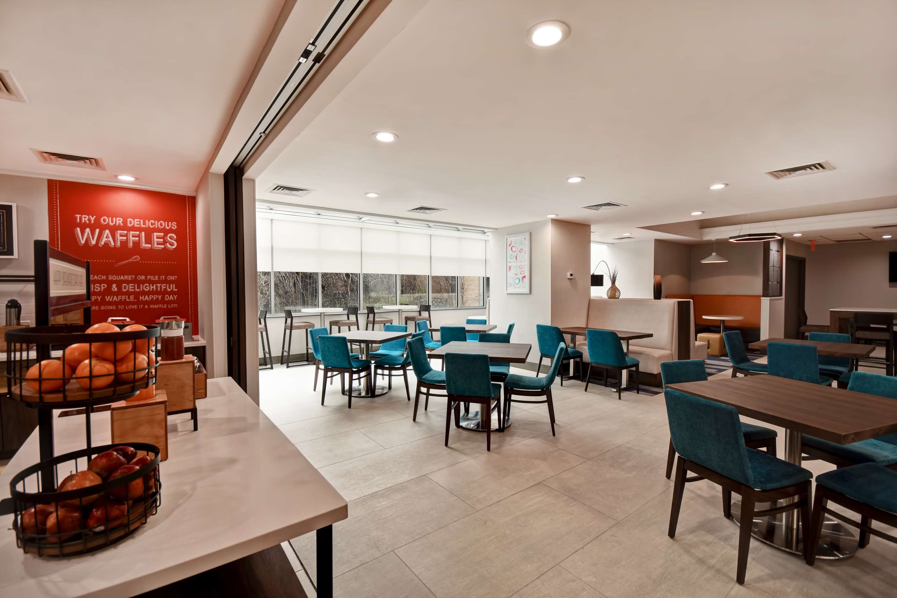 Breakfast Area | Hampton Inn NY-JFK