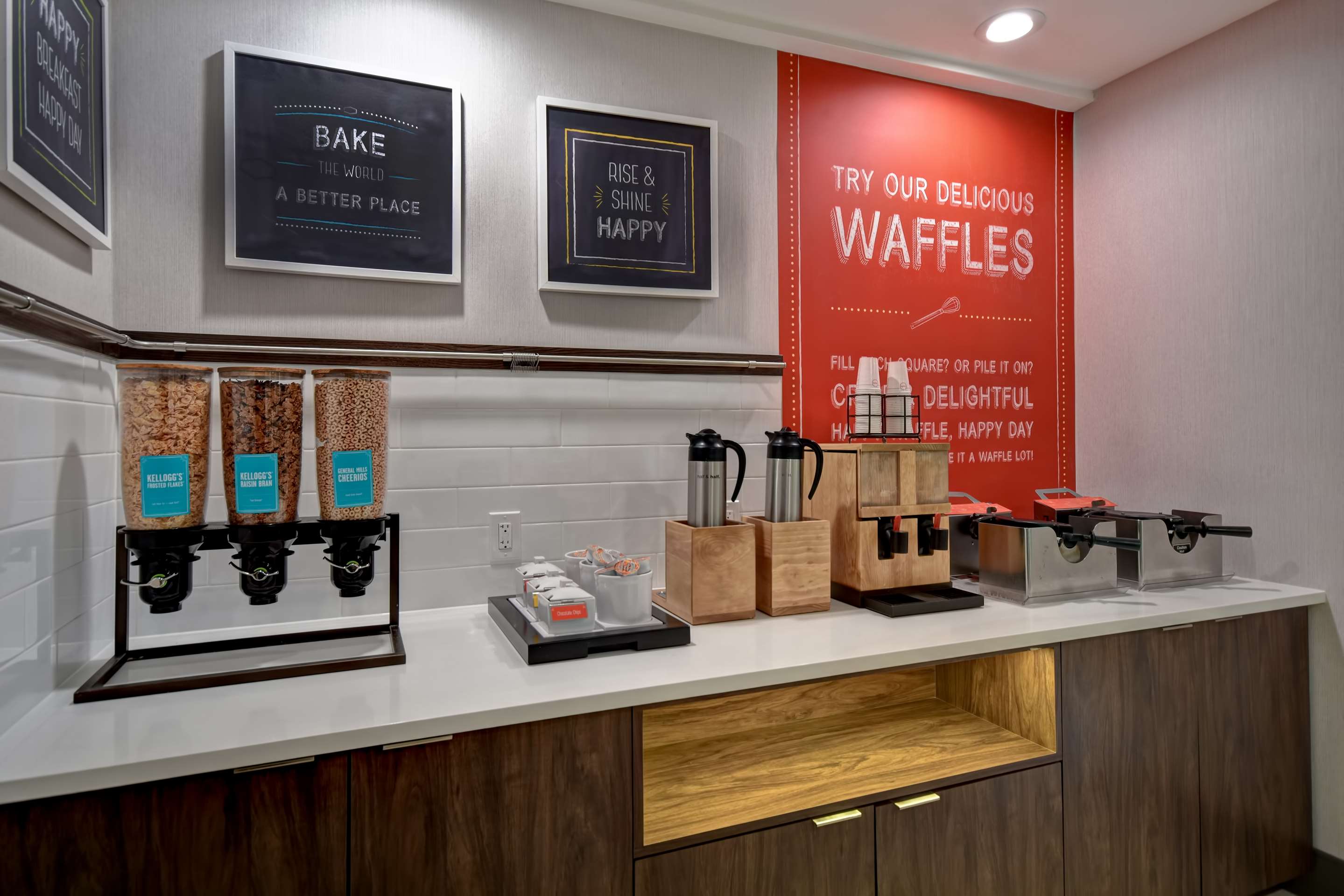 Breakfast Area | Hampton Inn NY-JFK