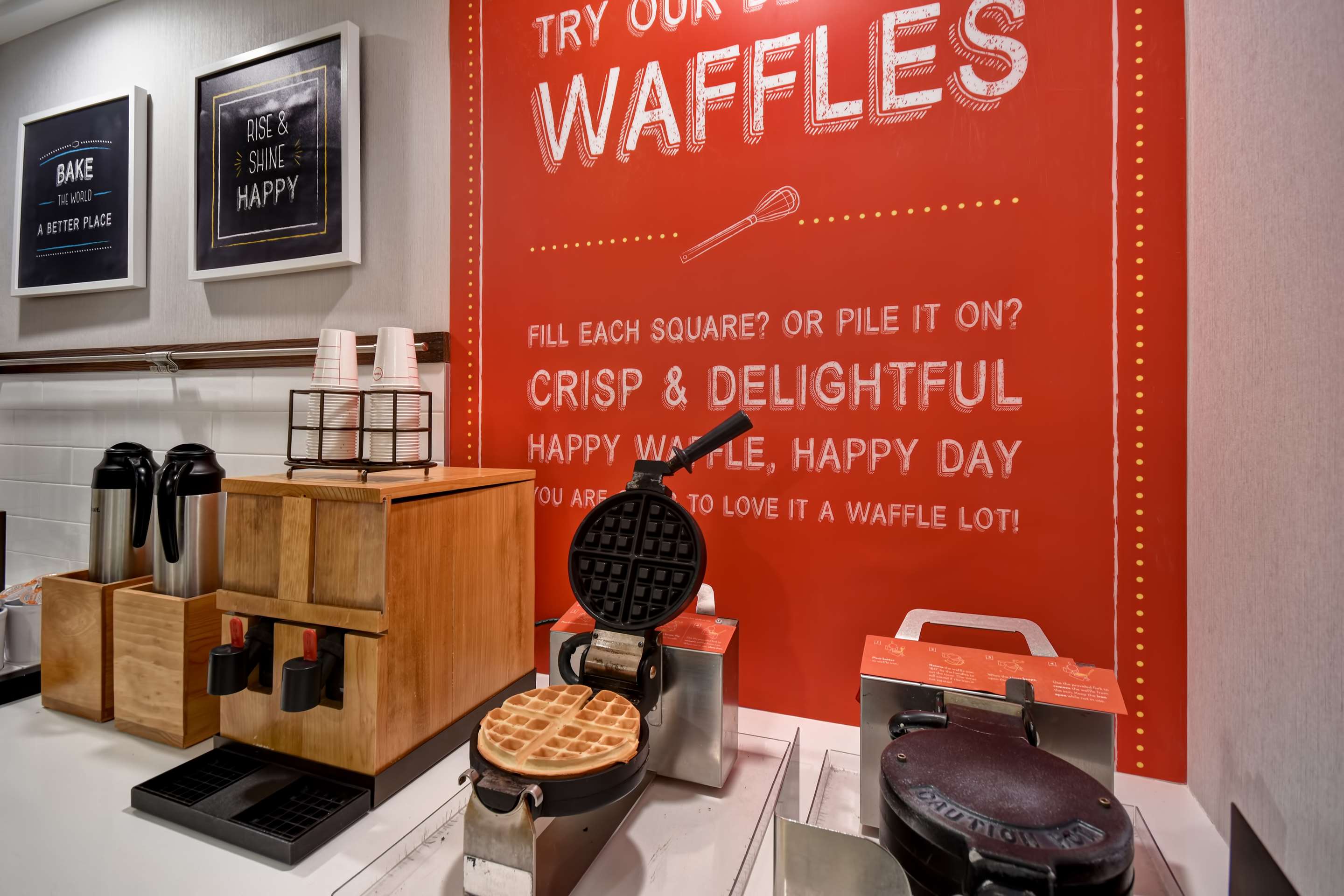 Breakfast Area | Hampton Inn NY-JFK