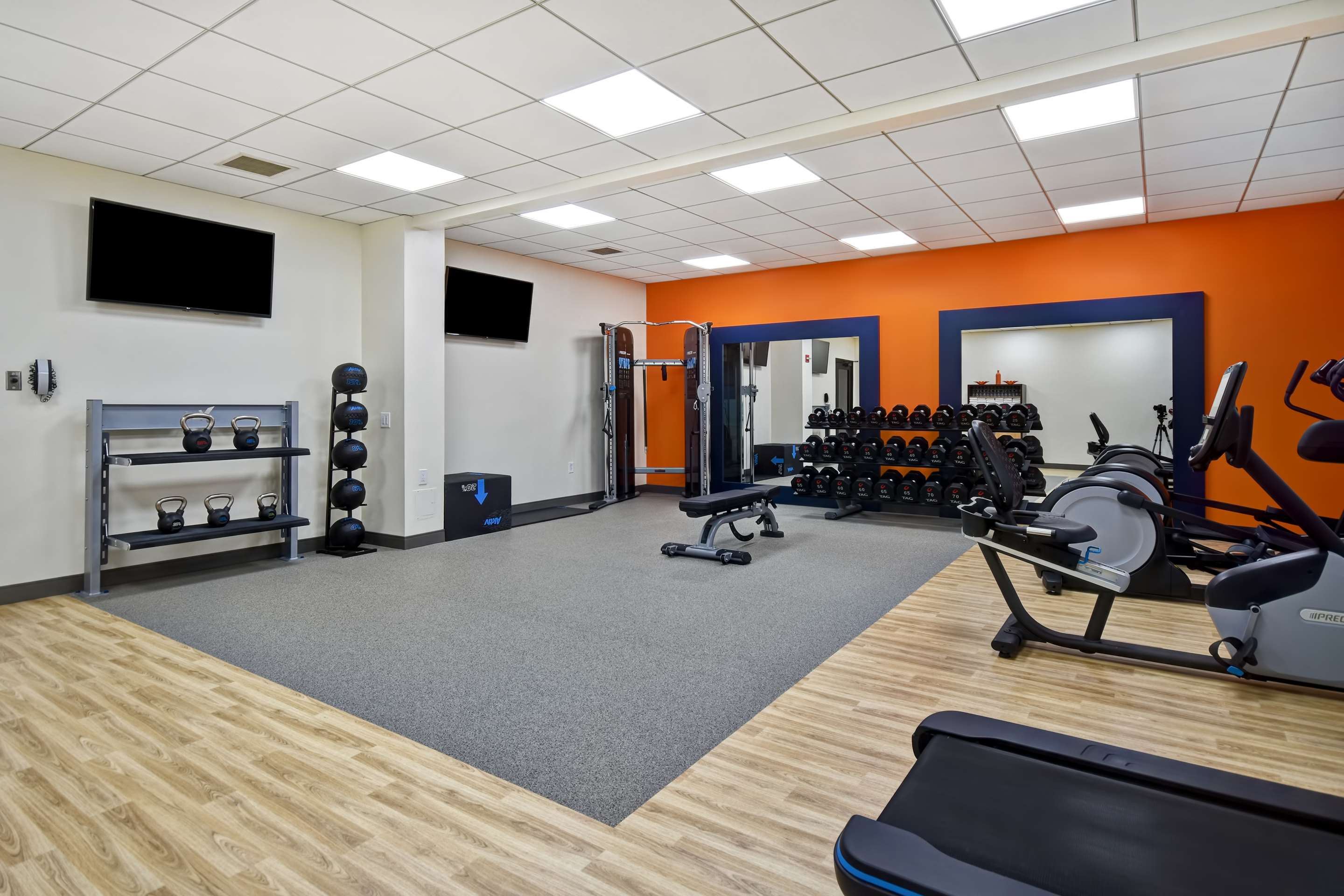 Health club fitness center gym | Hampton Inn NY-JFK