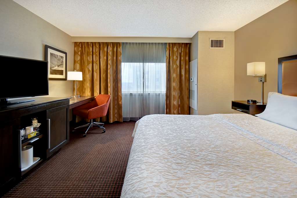 Hampton Inn JFK Airport Room Type - 1 KING ACC ROLLIN SHWR NS