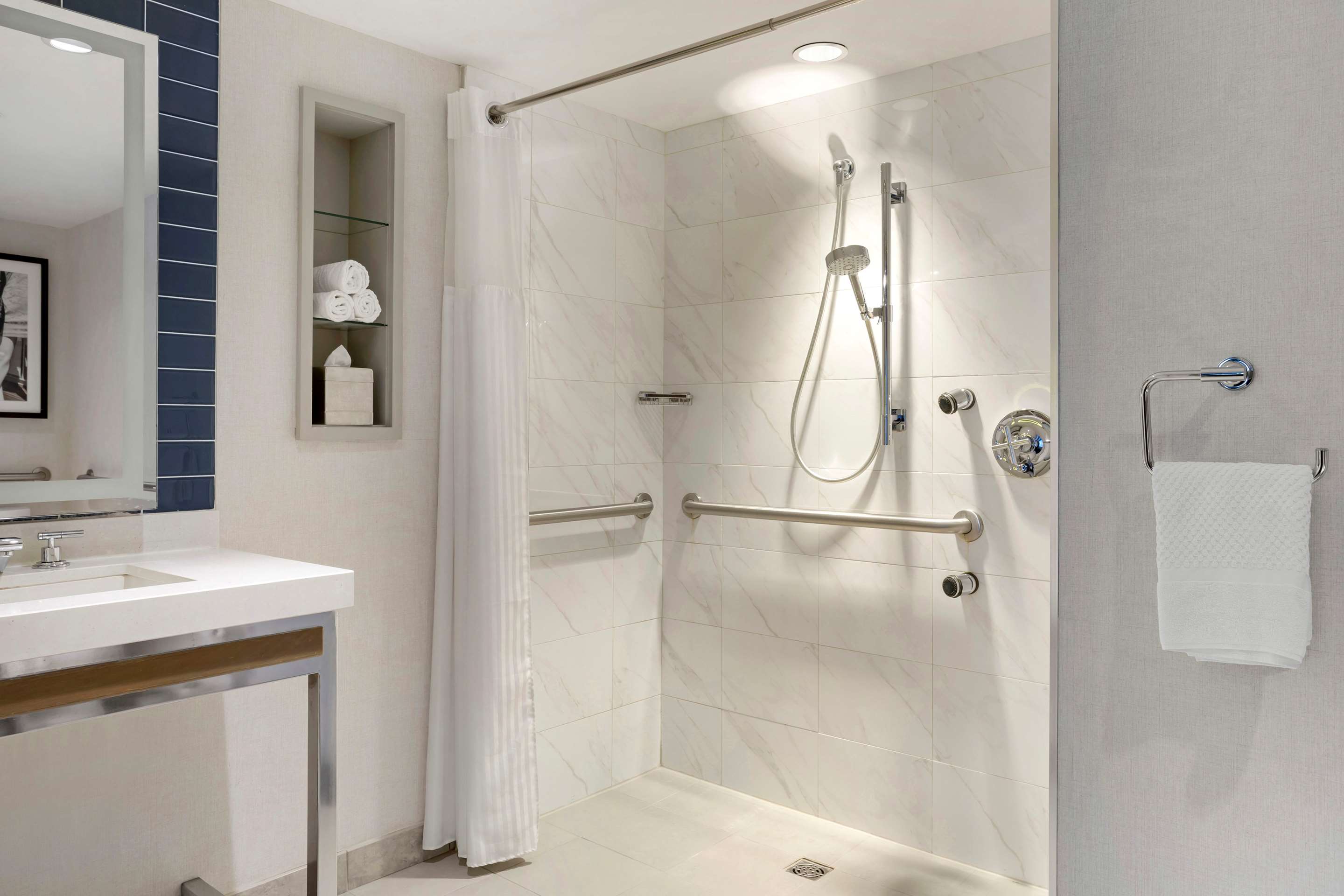 Guest room bath