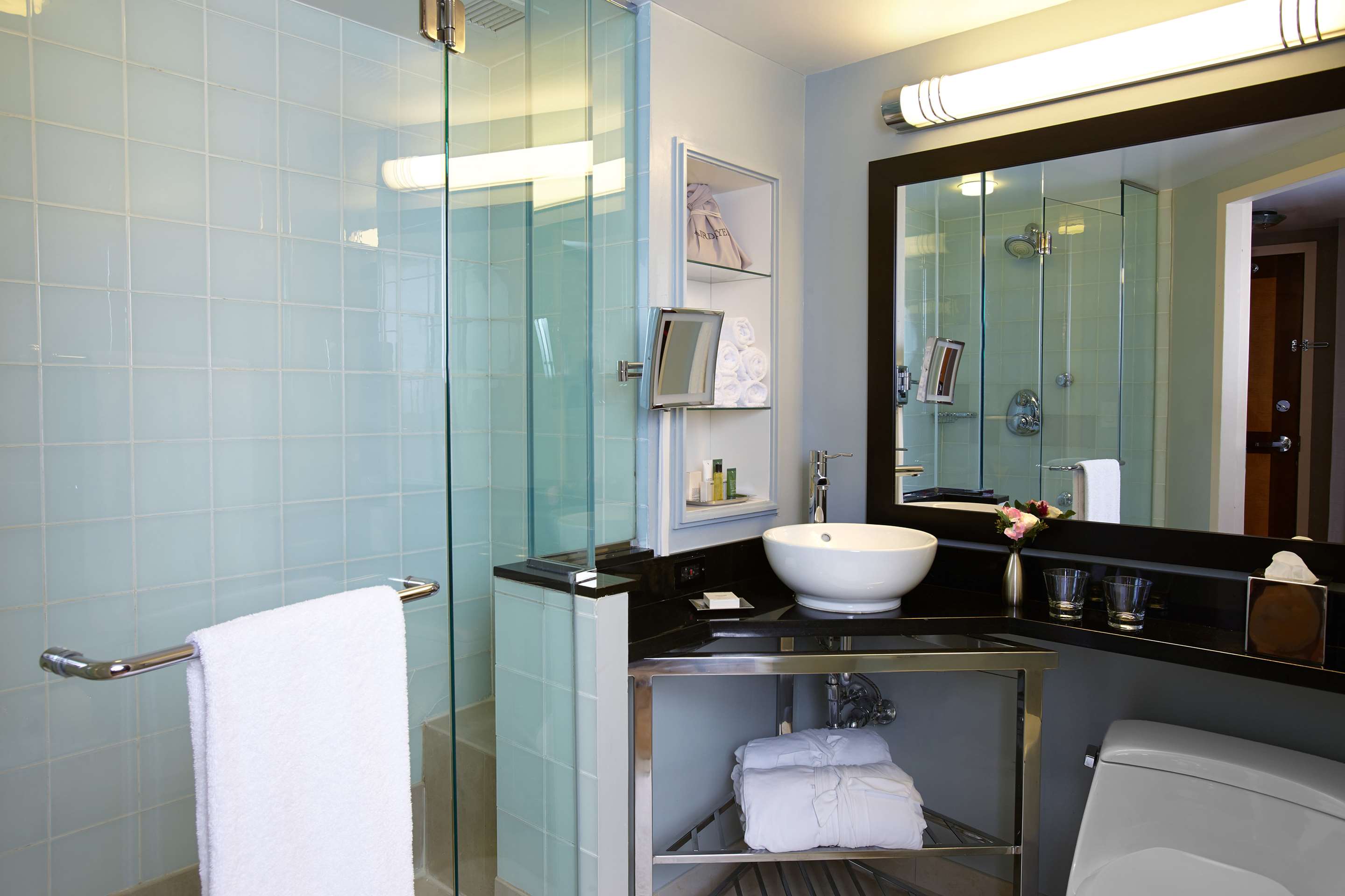 Guest room bath