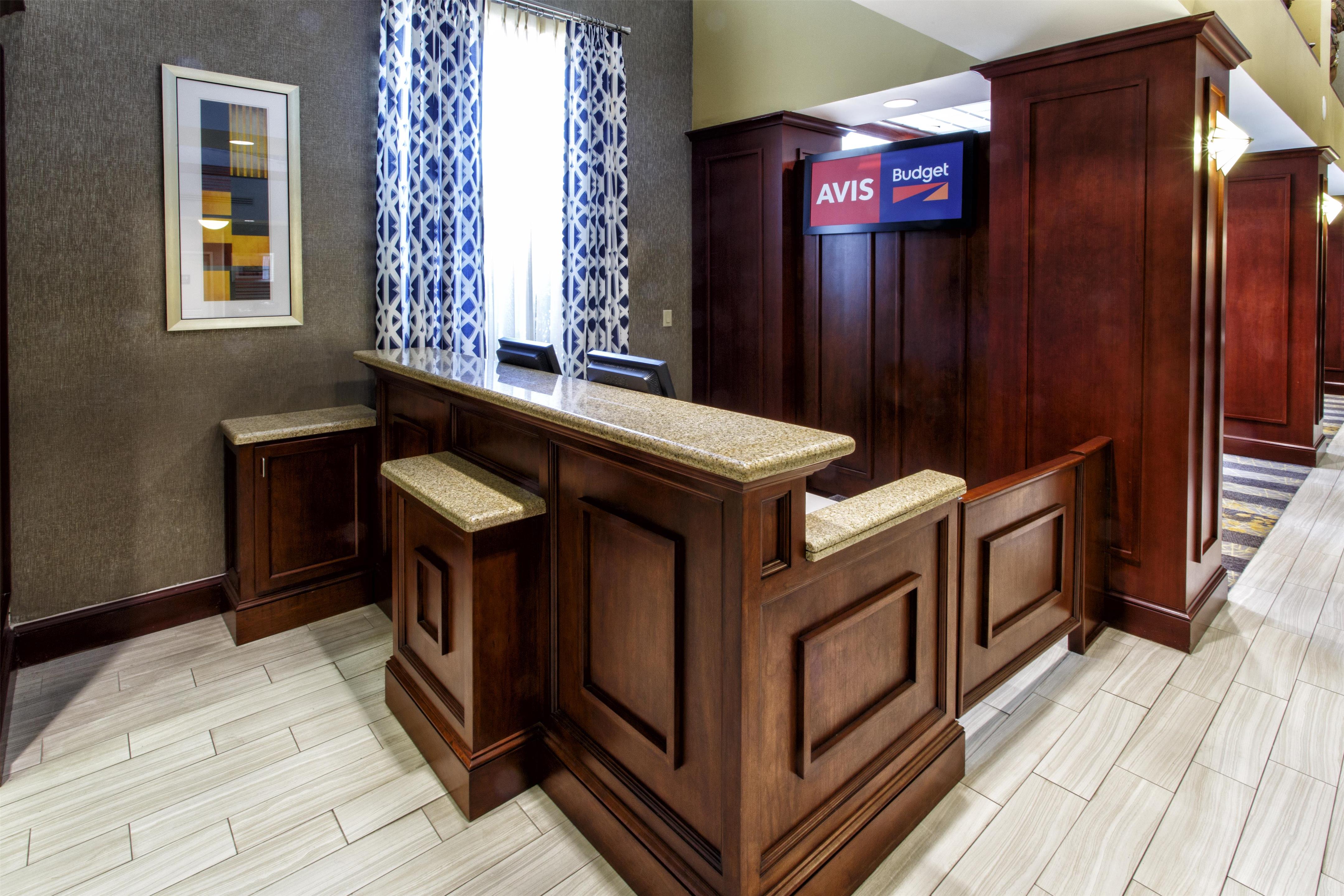Lobby | Hampton Inn & Suites Staten Island