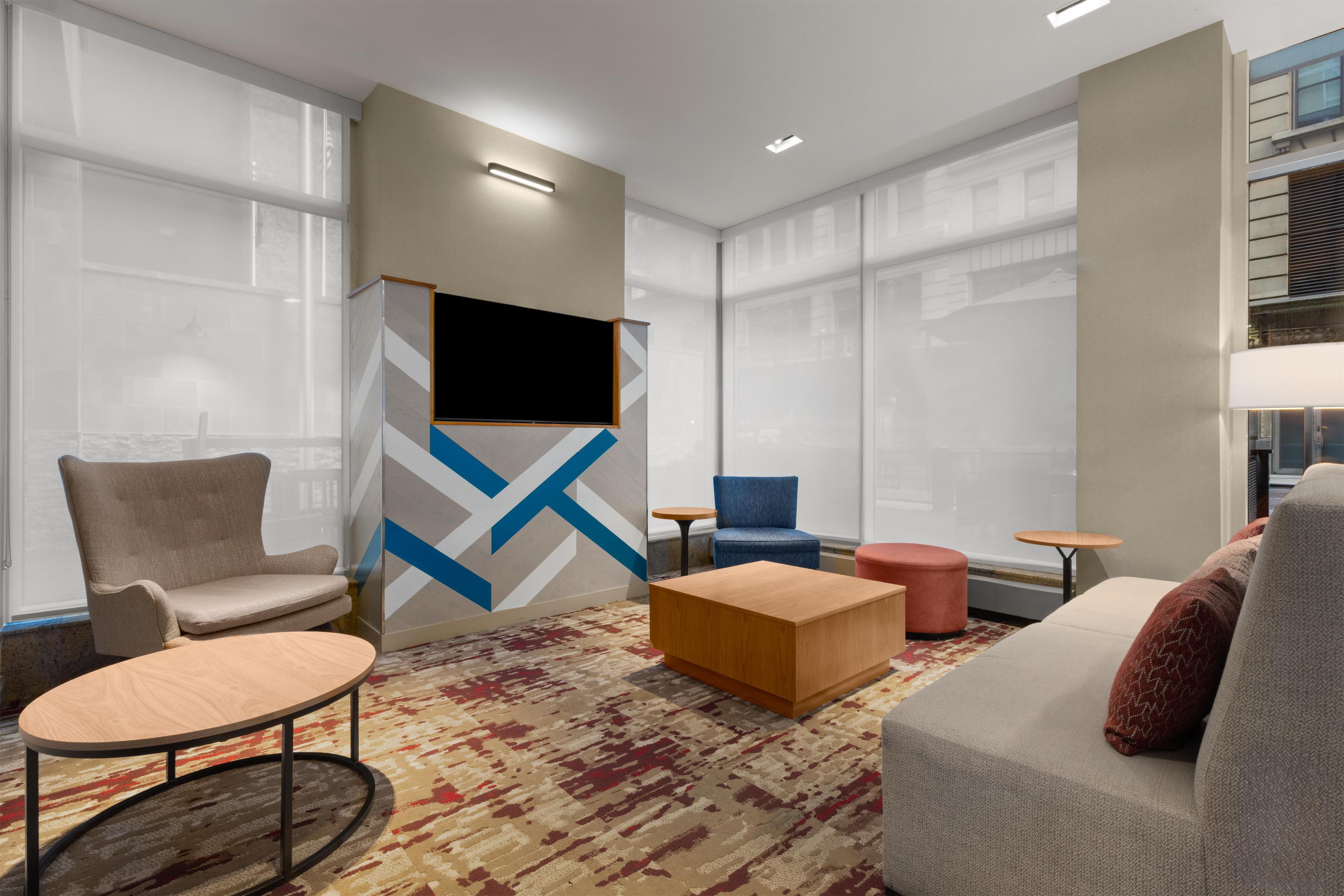 Lobby | Hilton Garden Inn New York/West 35th Street