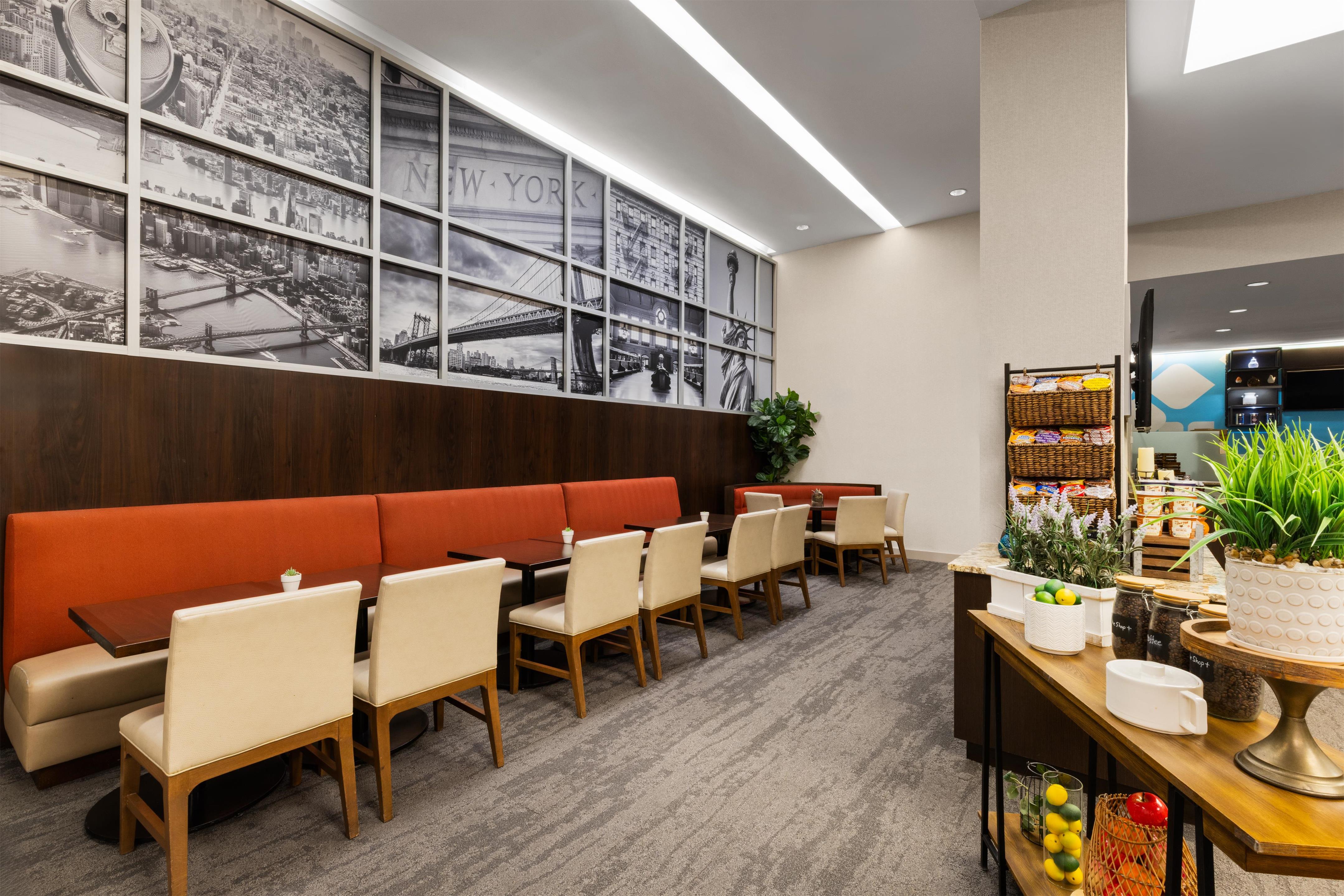 Restaurant | Hilton Garden Inn New York/West 35th Street
