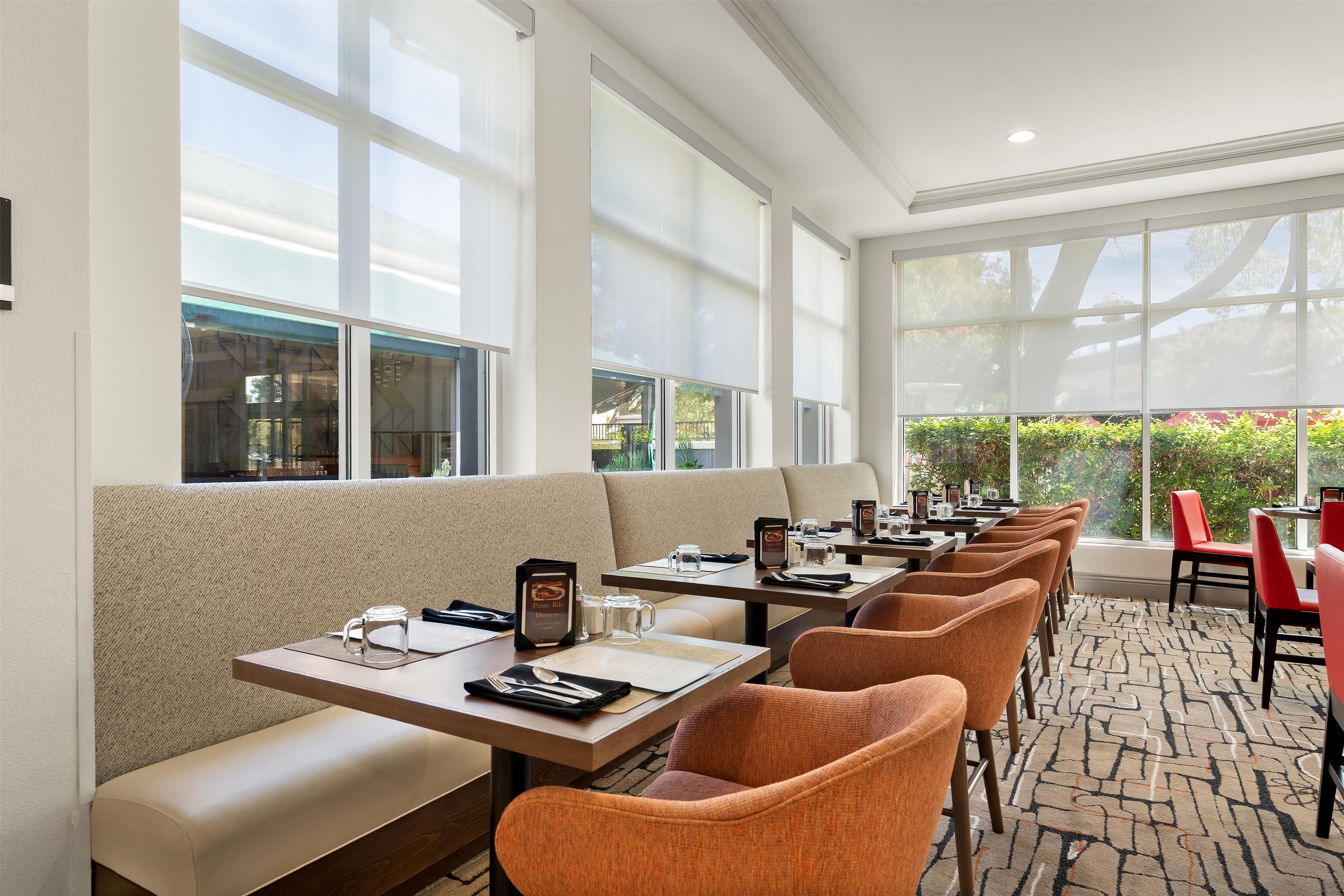 Breakfast Area | Hilton Garden Inn Fairfield