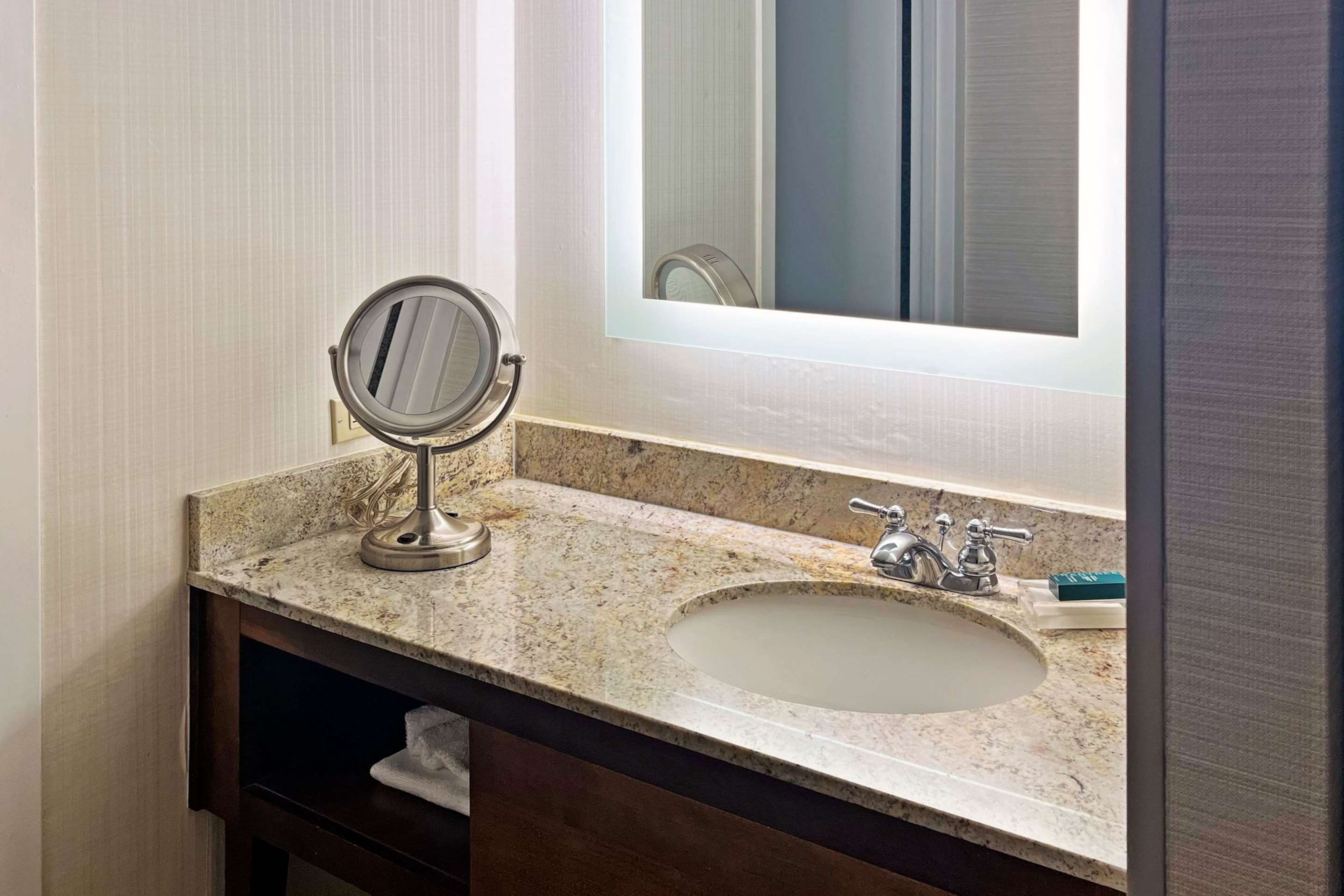 Guest room bath