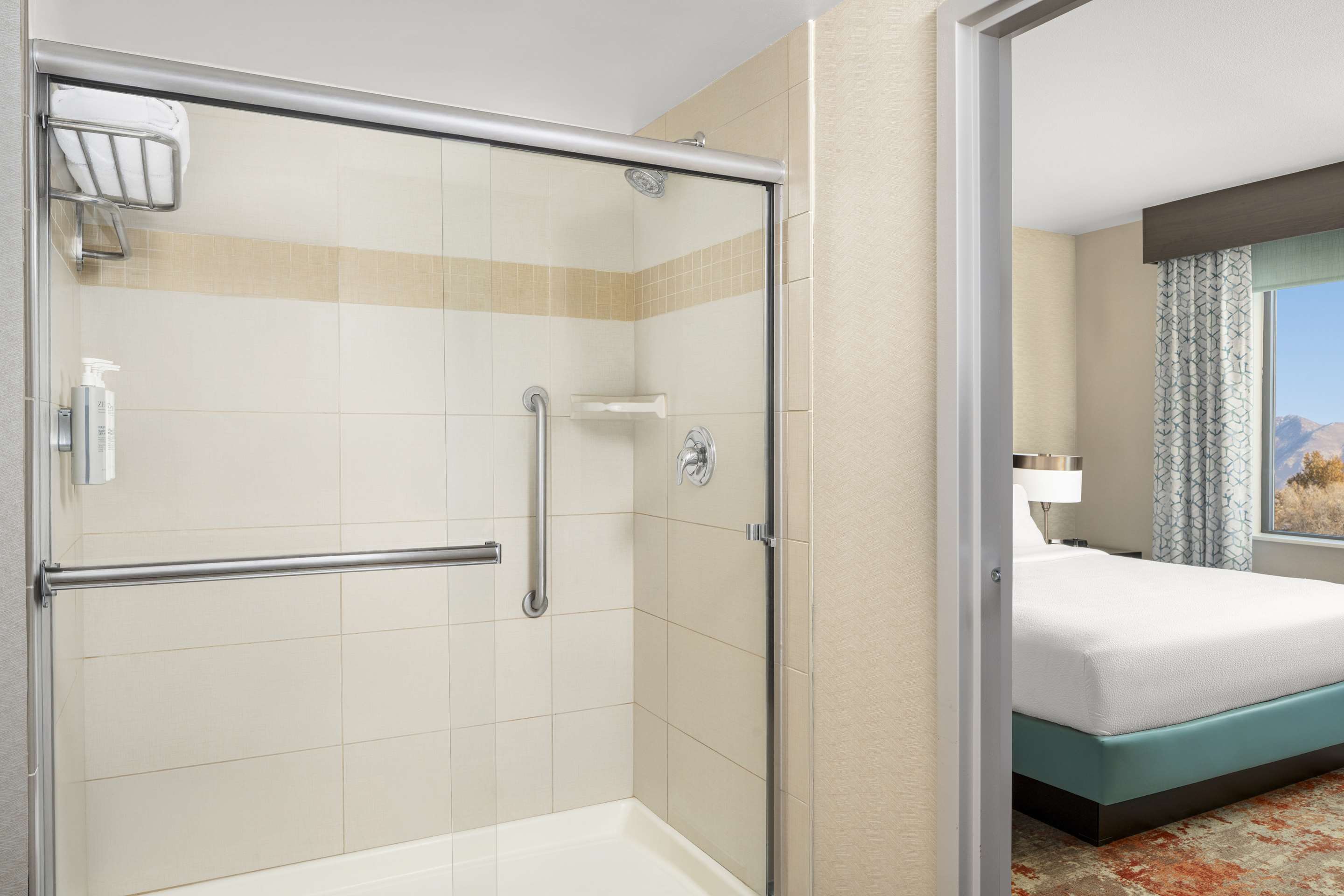 Guest room bath