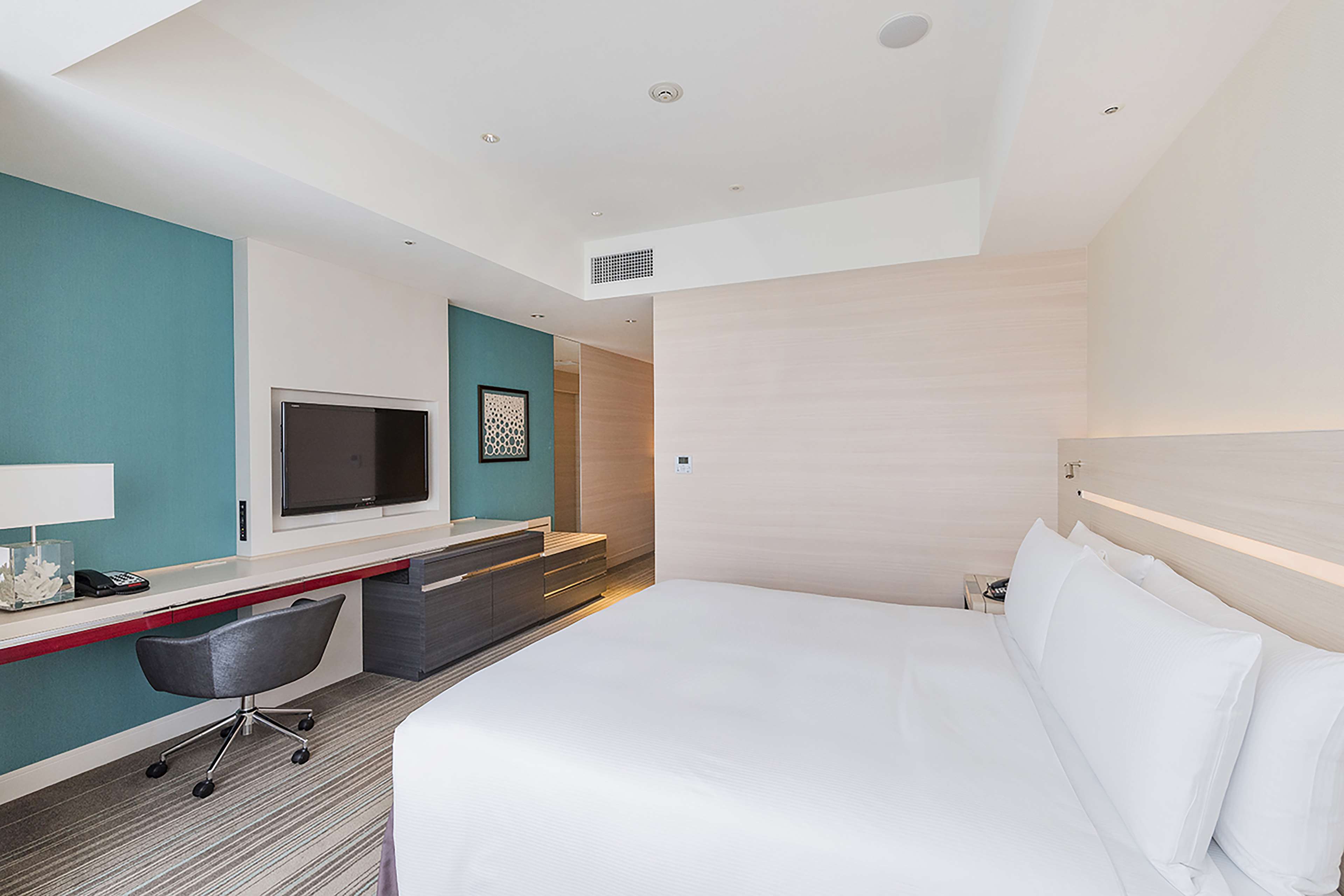 HILTON OKINAWA CHATAN RESORT Room Type - KING ROOM W  CITY VIEW