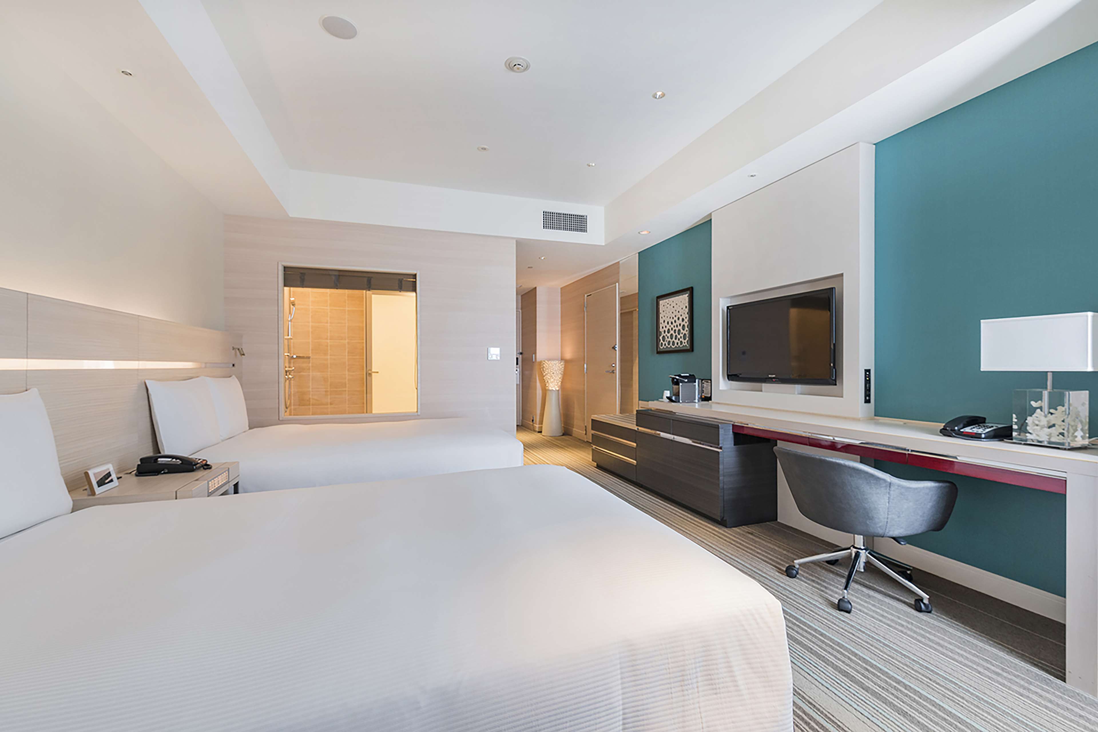 HILTON OKINAWA CHATAN RESORT Room Type - TWIN EXE ROOM W TERRACE