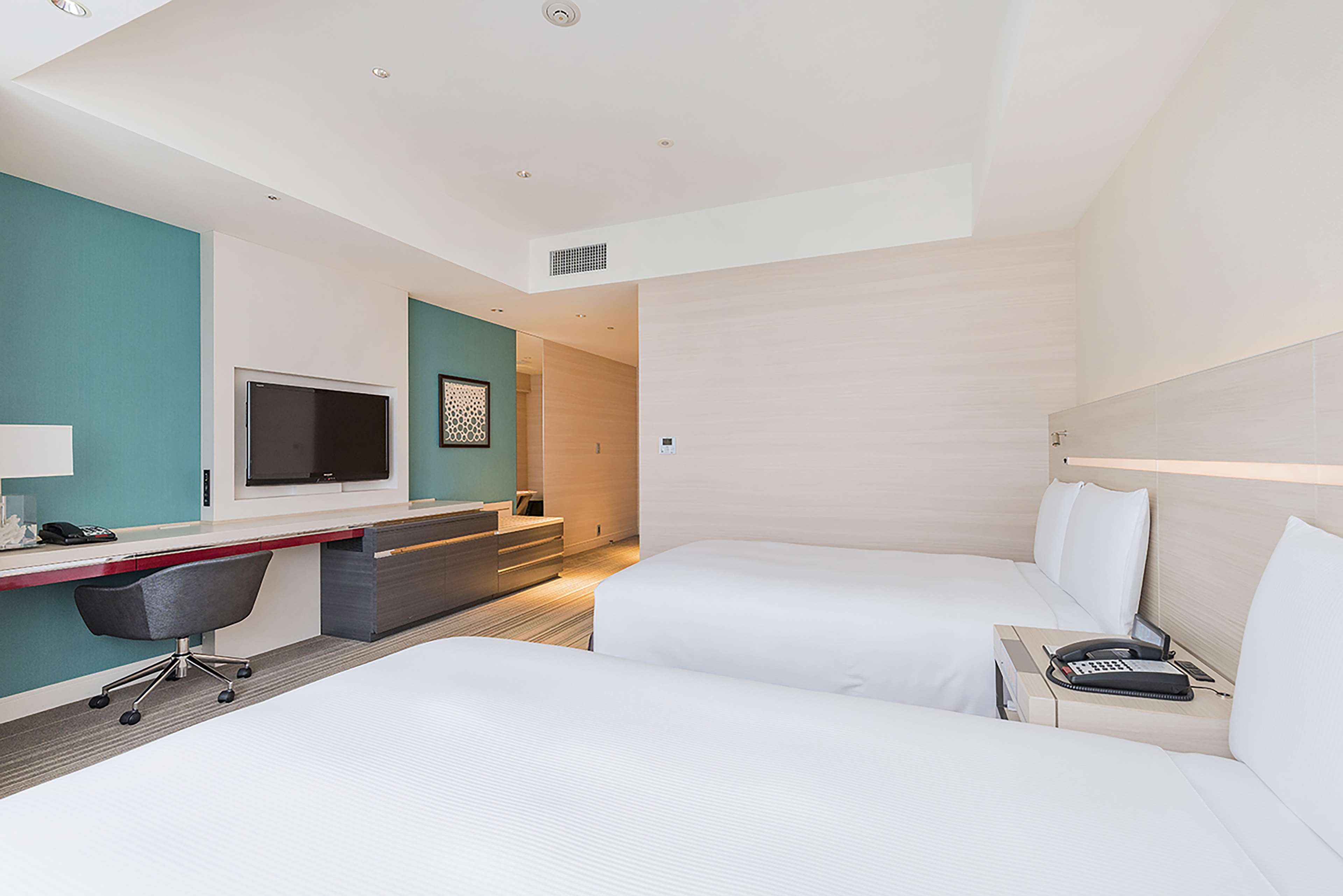 HILTON OKINAWA CHATAN RESORT Room Type - TWIN ROOM W  CITY VIEW