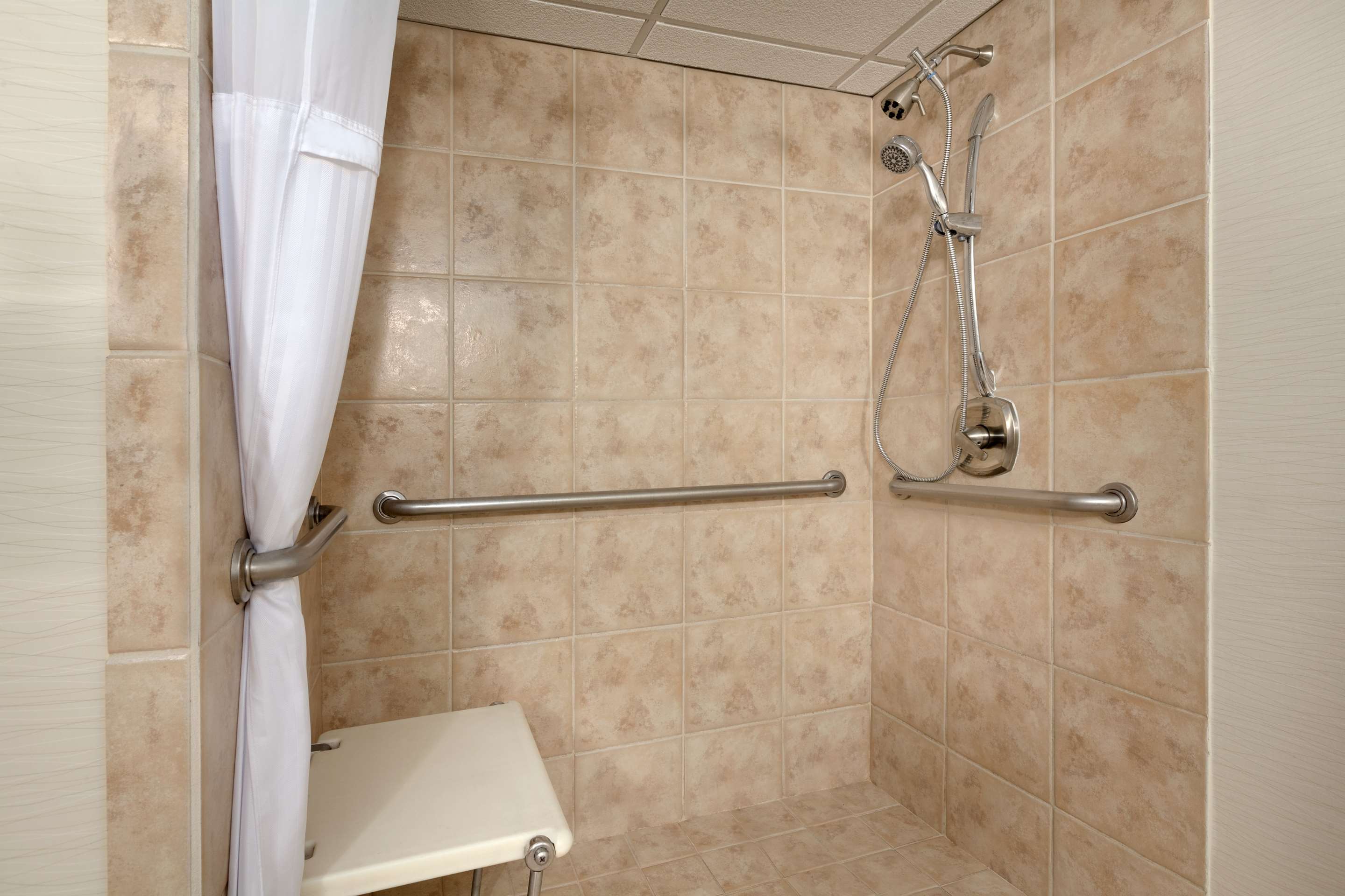 Guest room bath