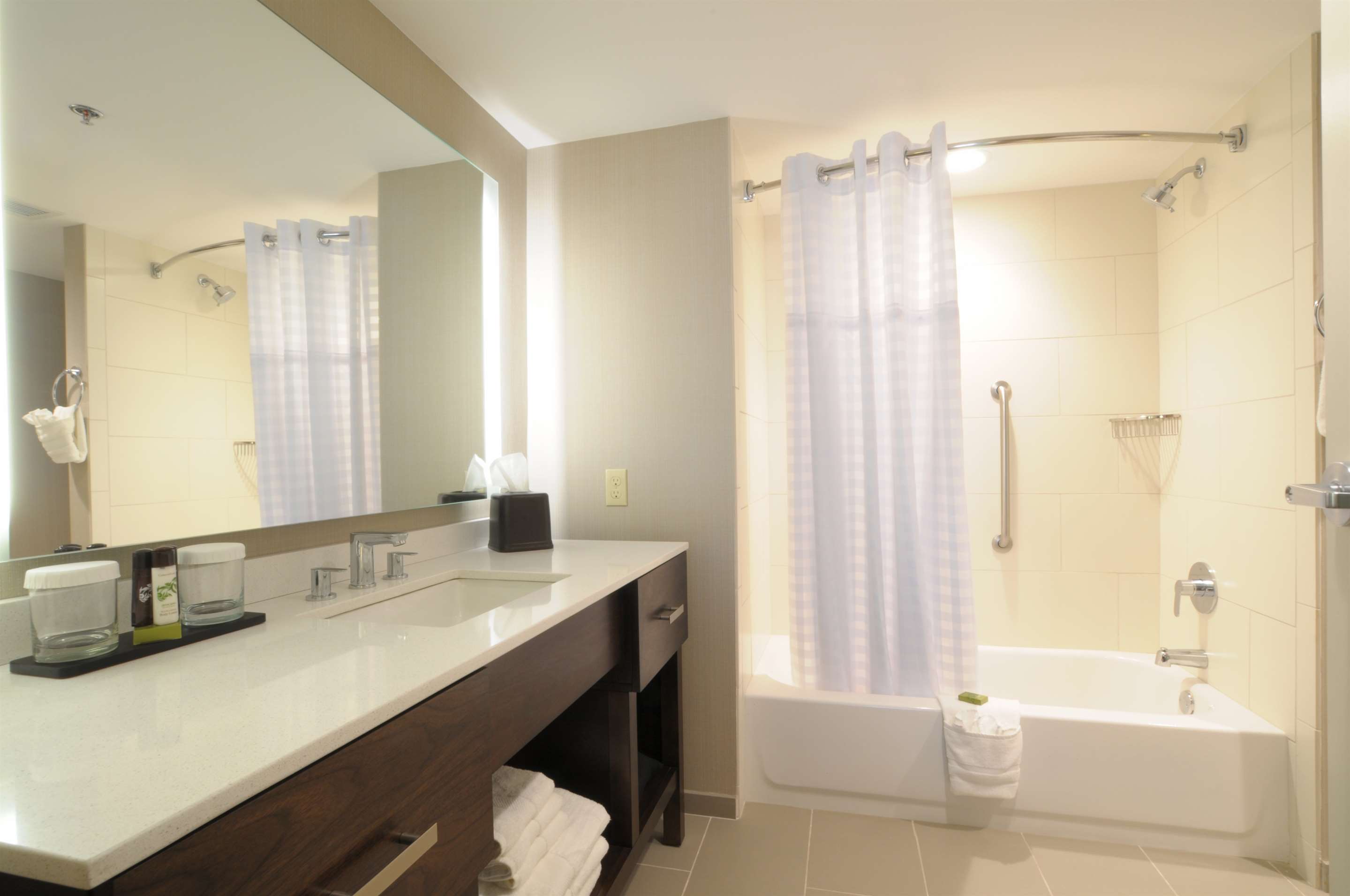 Guest room bath