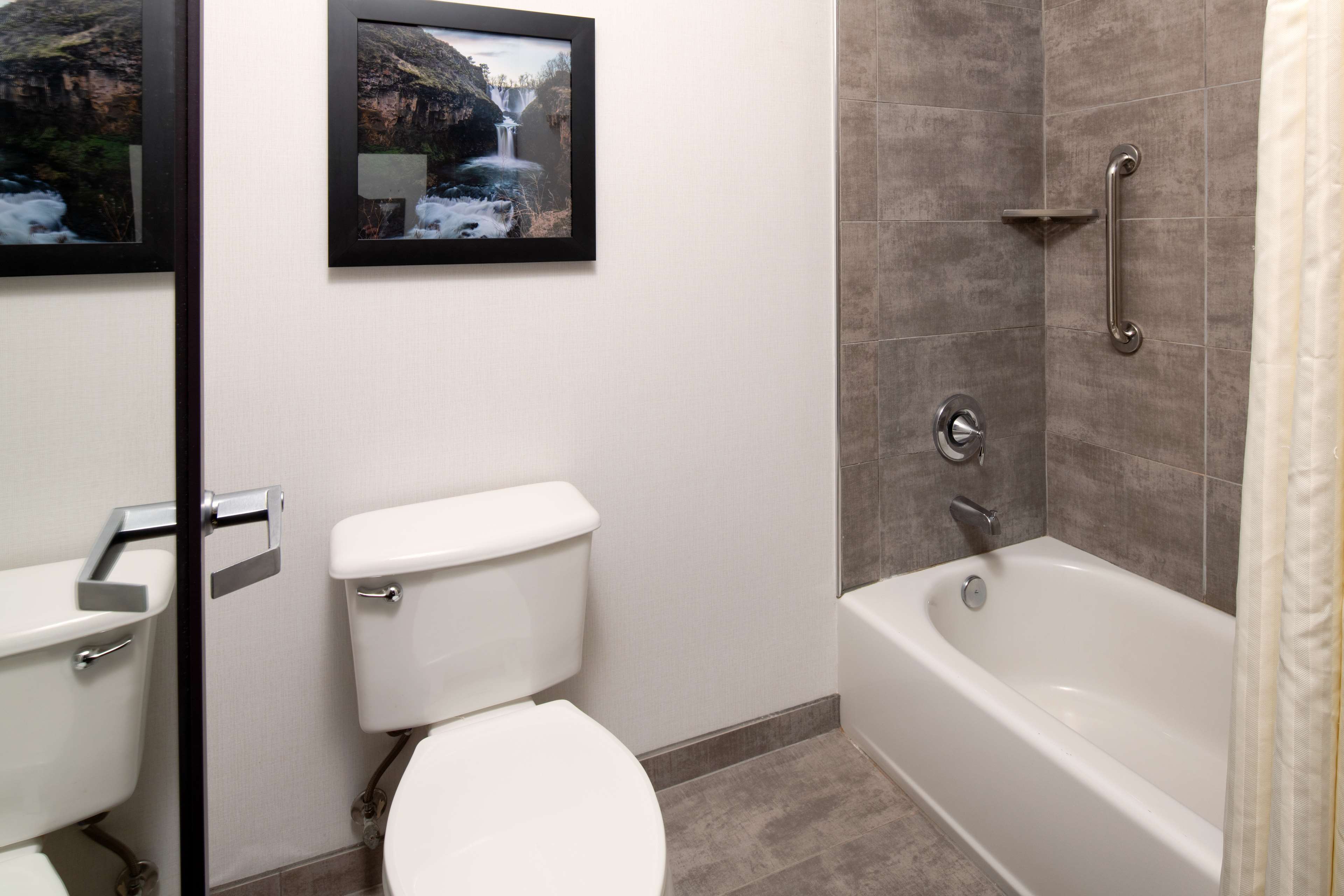 DoubleTree by Hilton Olympia Room Type - 1 KING BED NONSMOKING