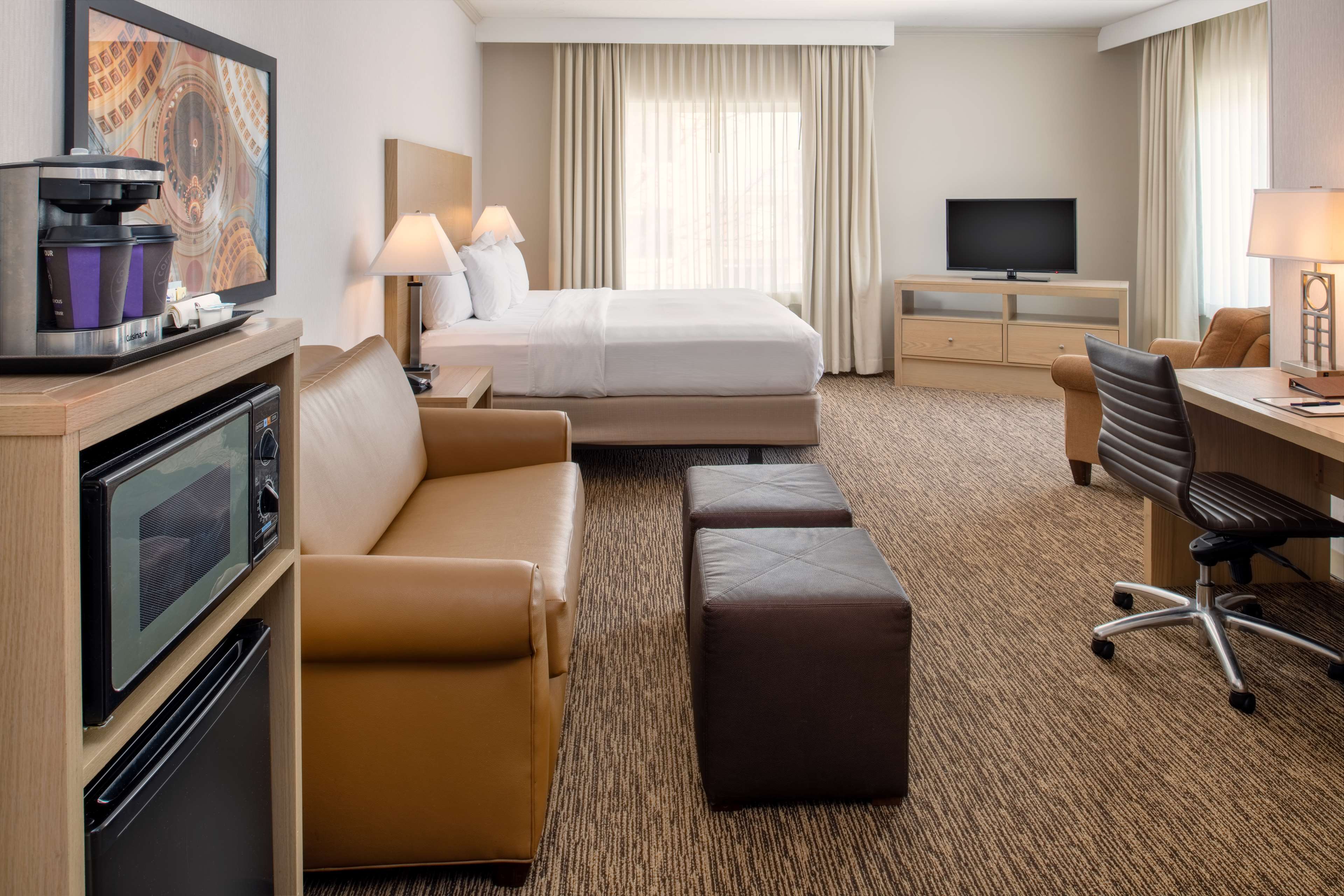 DoubleTree by Hilton Olympia Room Type - 1KNG MOB HEAR ACC W TUB NS