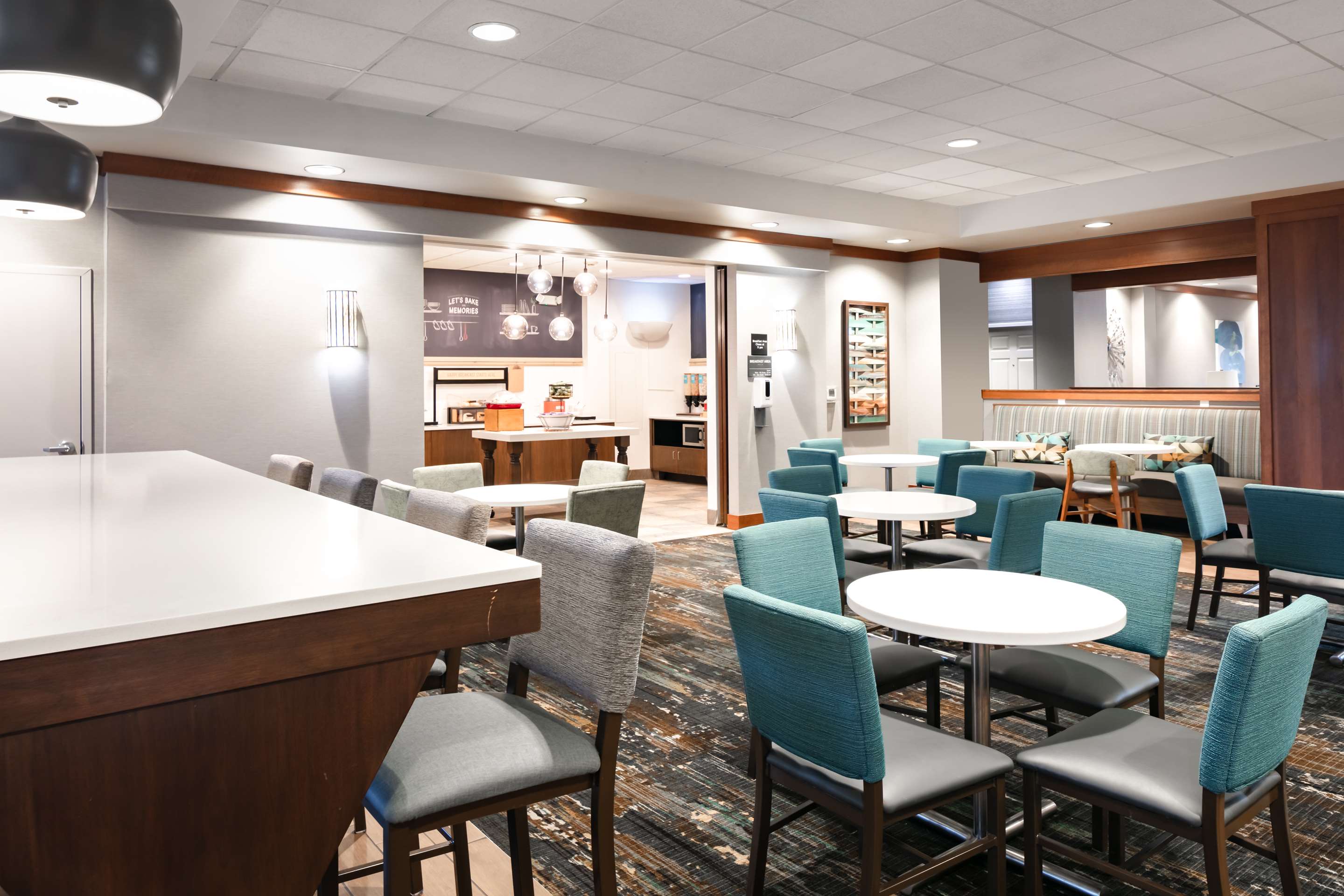 Breakfast Area | Hampton Inn Council Bluffs