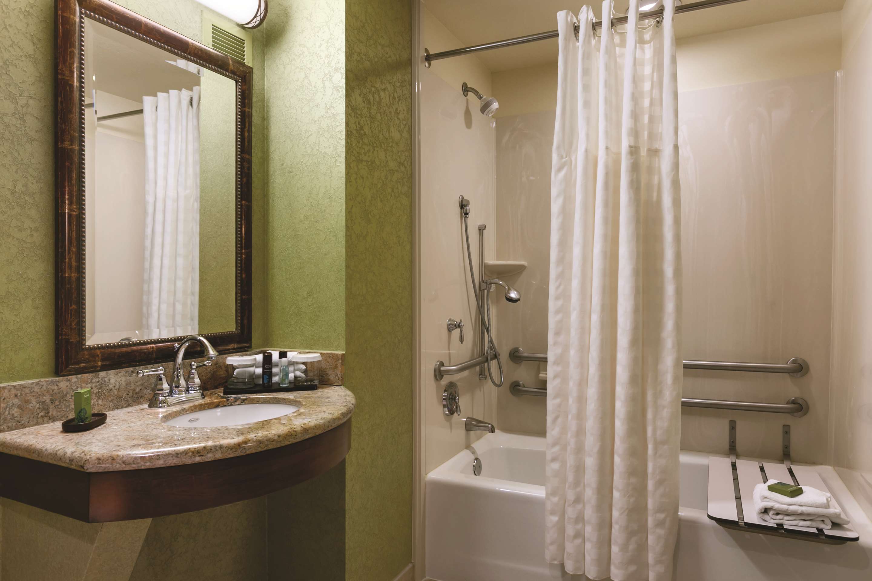 Guest room bath