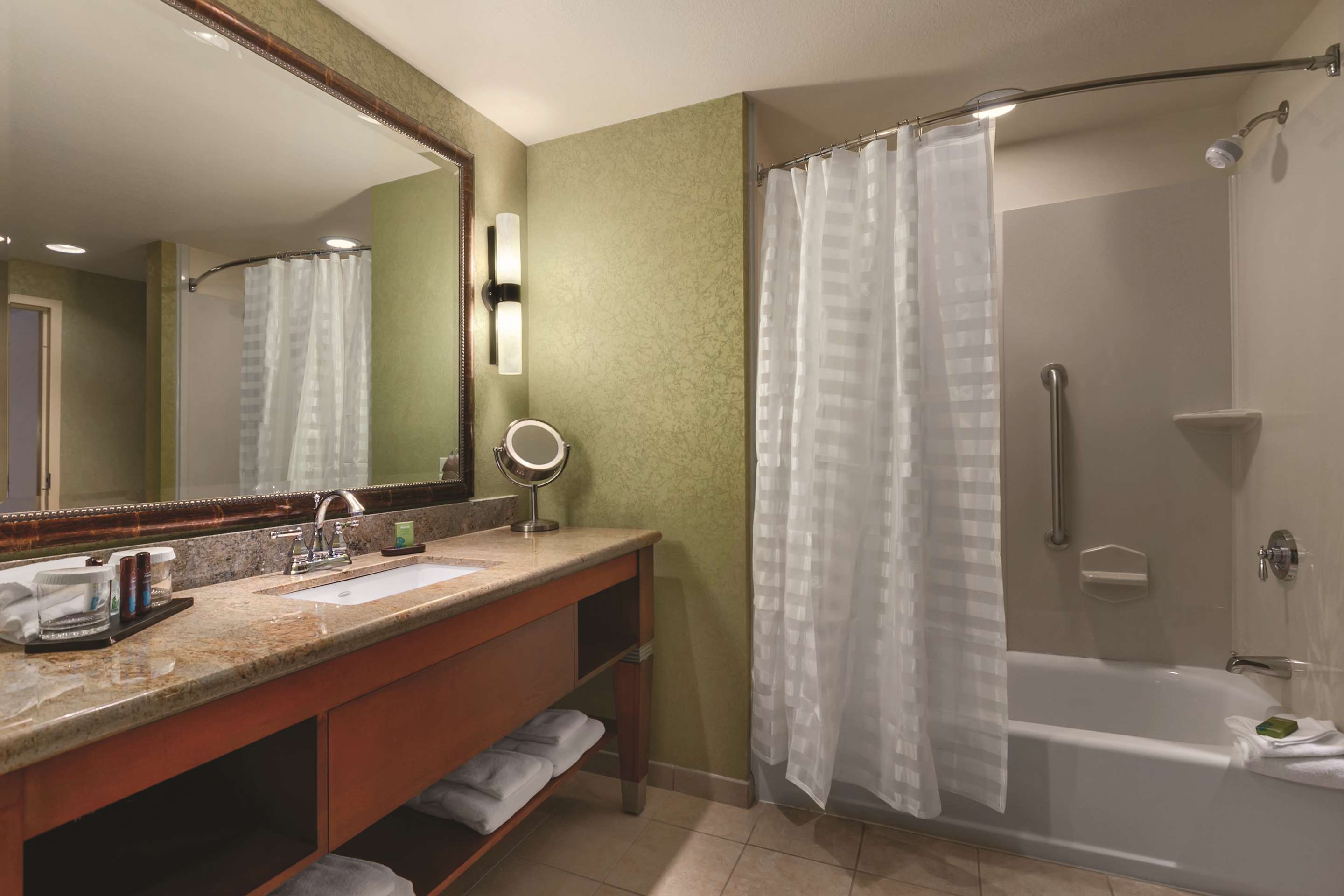 Guest room bath