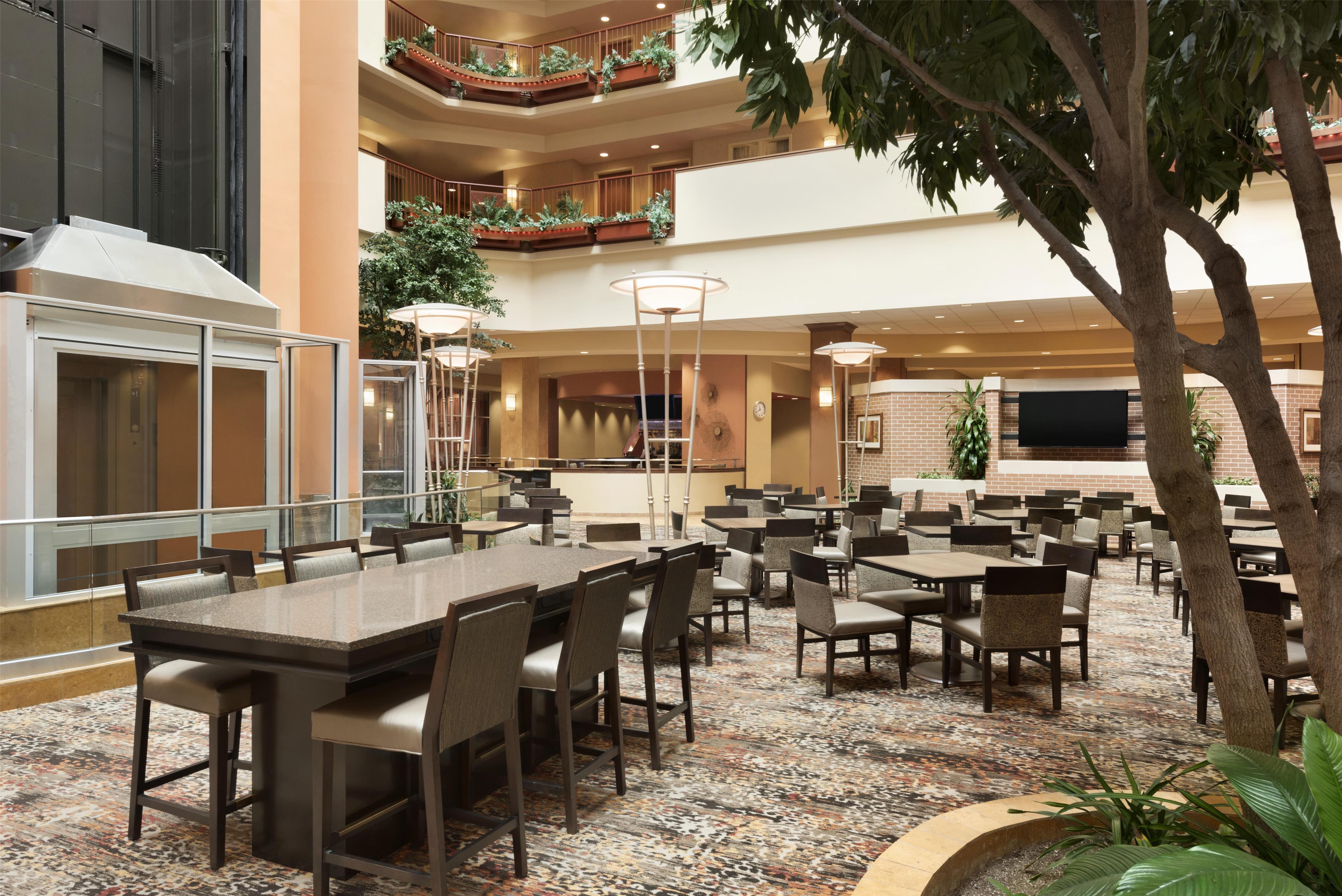 Lobby | Embassy Suites Omaha-La Vista/Hotel & Conference Center