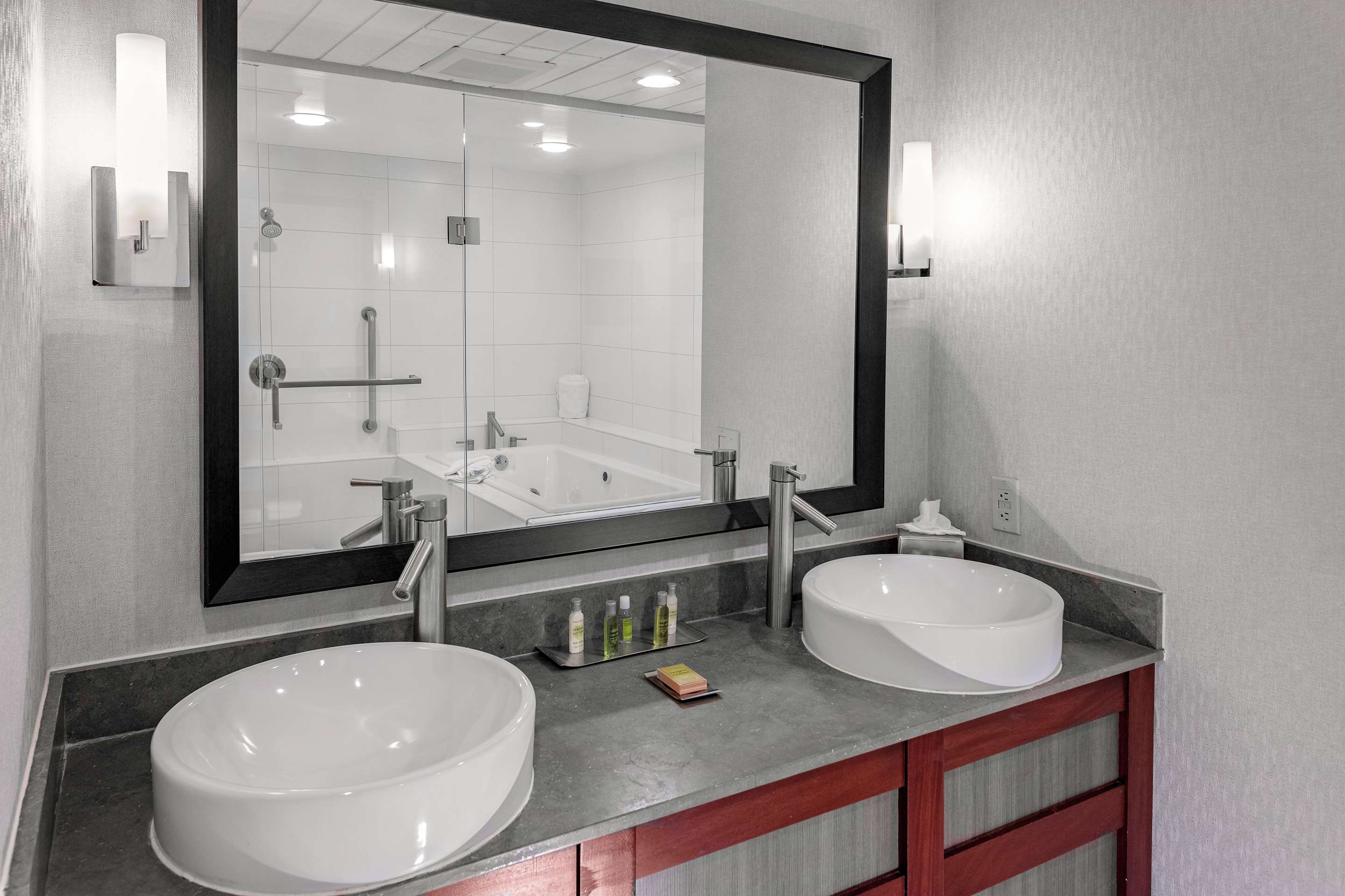Guest room bath