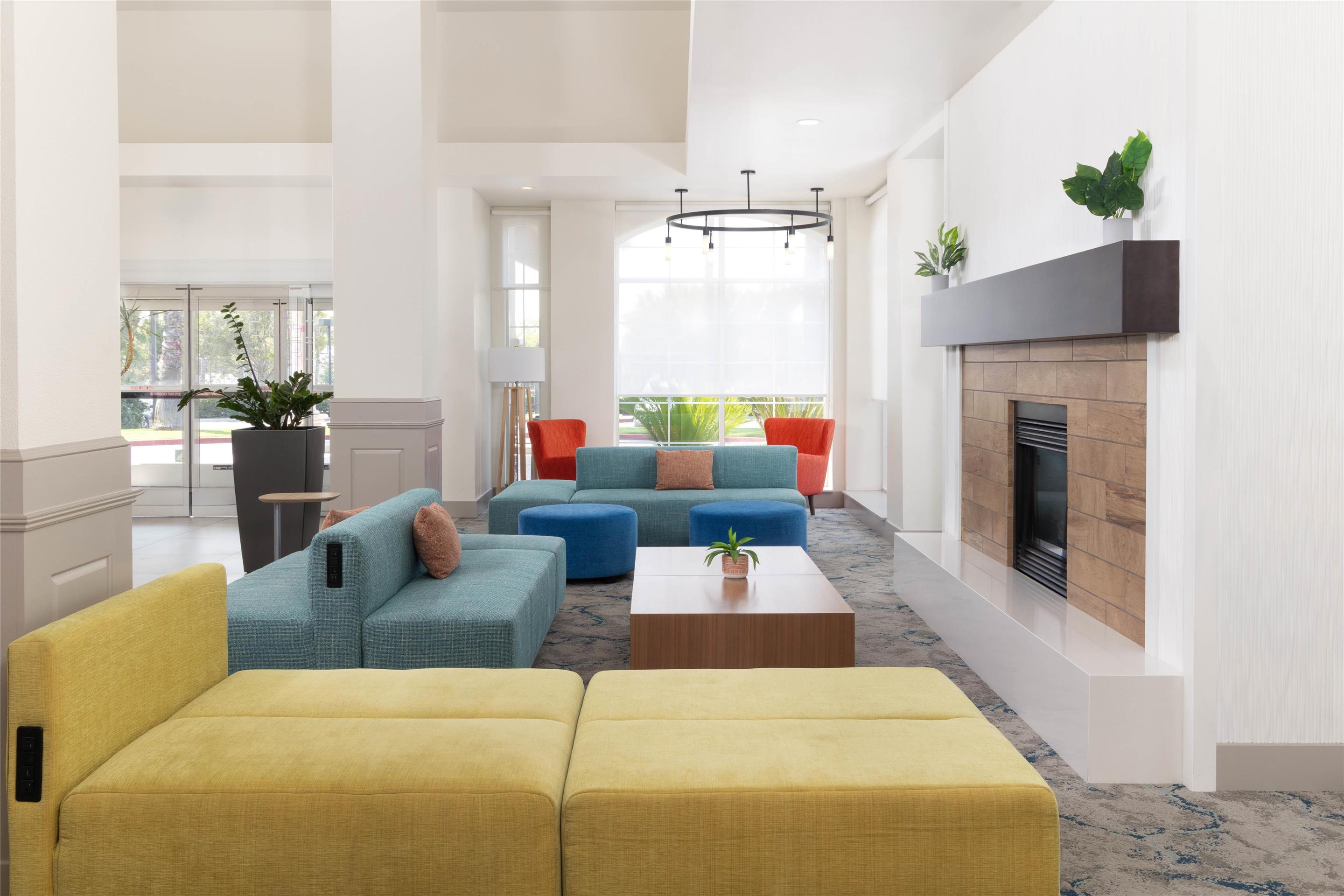 Lobby | Hilton Garden Inn Ontario/Rancho Cucamonga