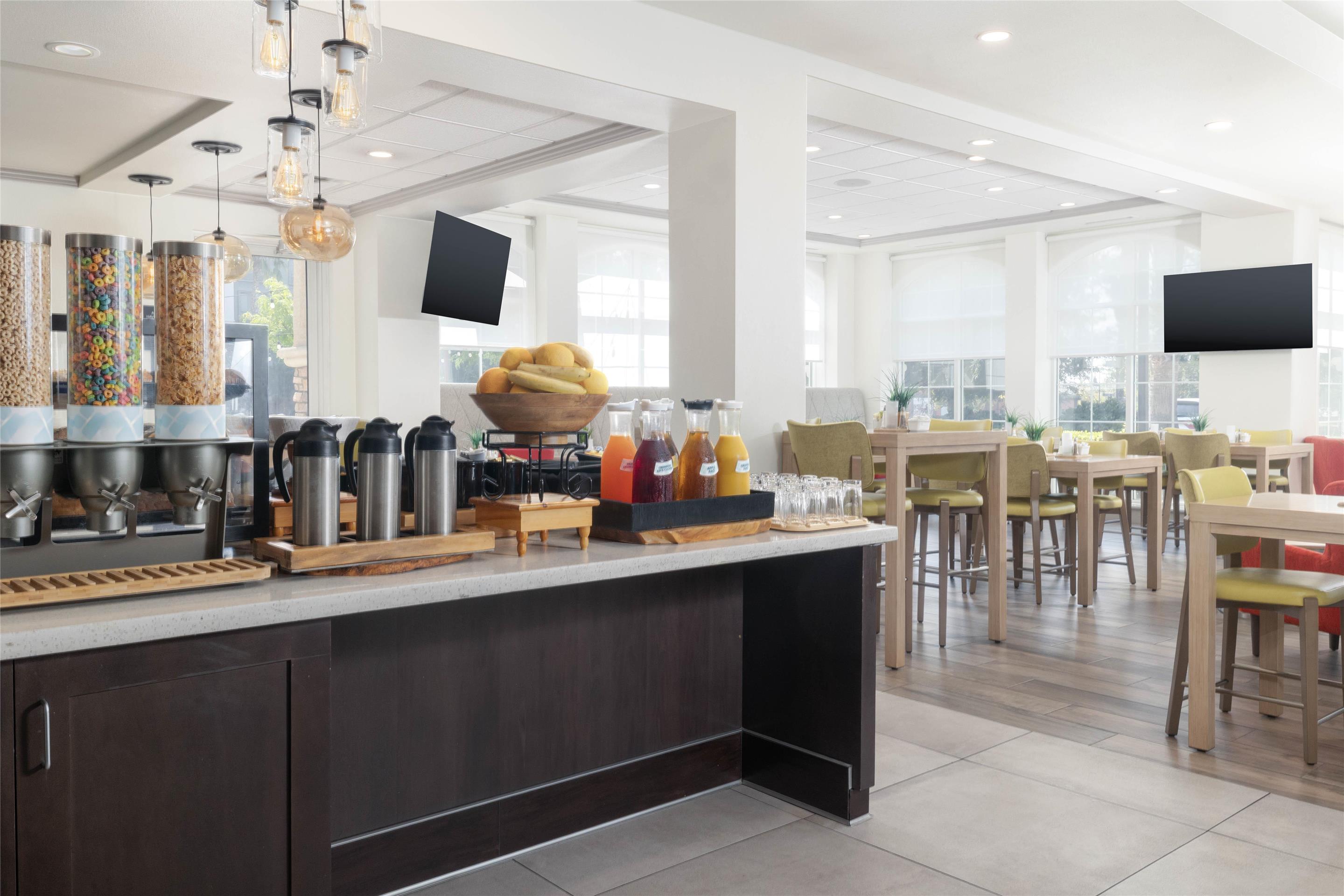 Breakfast Area | Hilton Garden Inn Ontario/Rancho Cucamonga