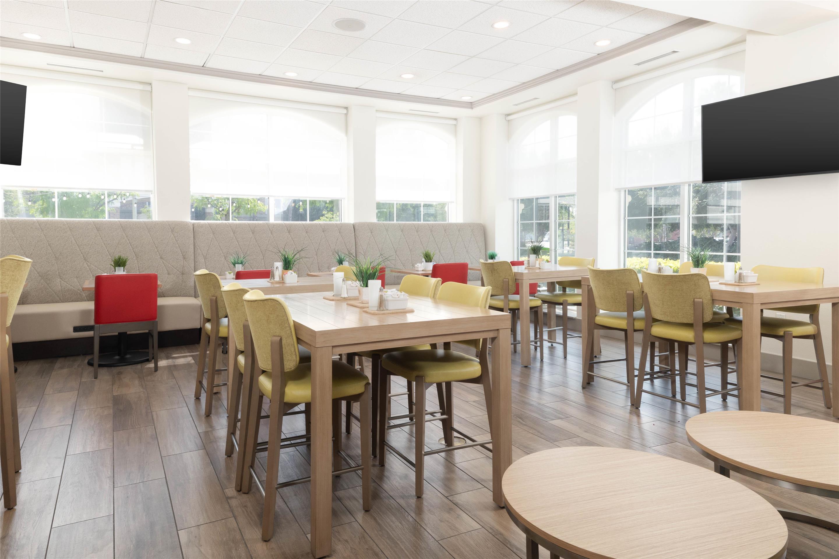 Restaurant | Hilton Garden Inn Ontario/Rancho Cucamonga