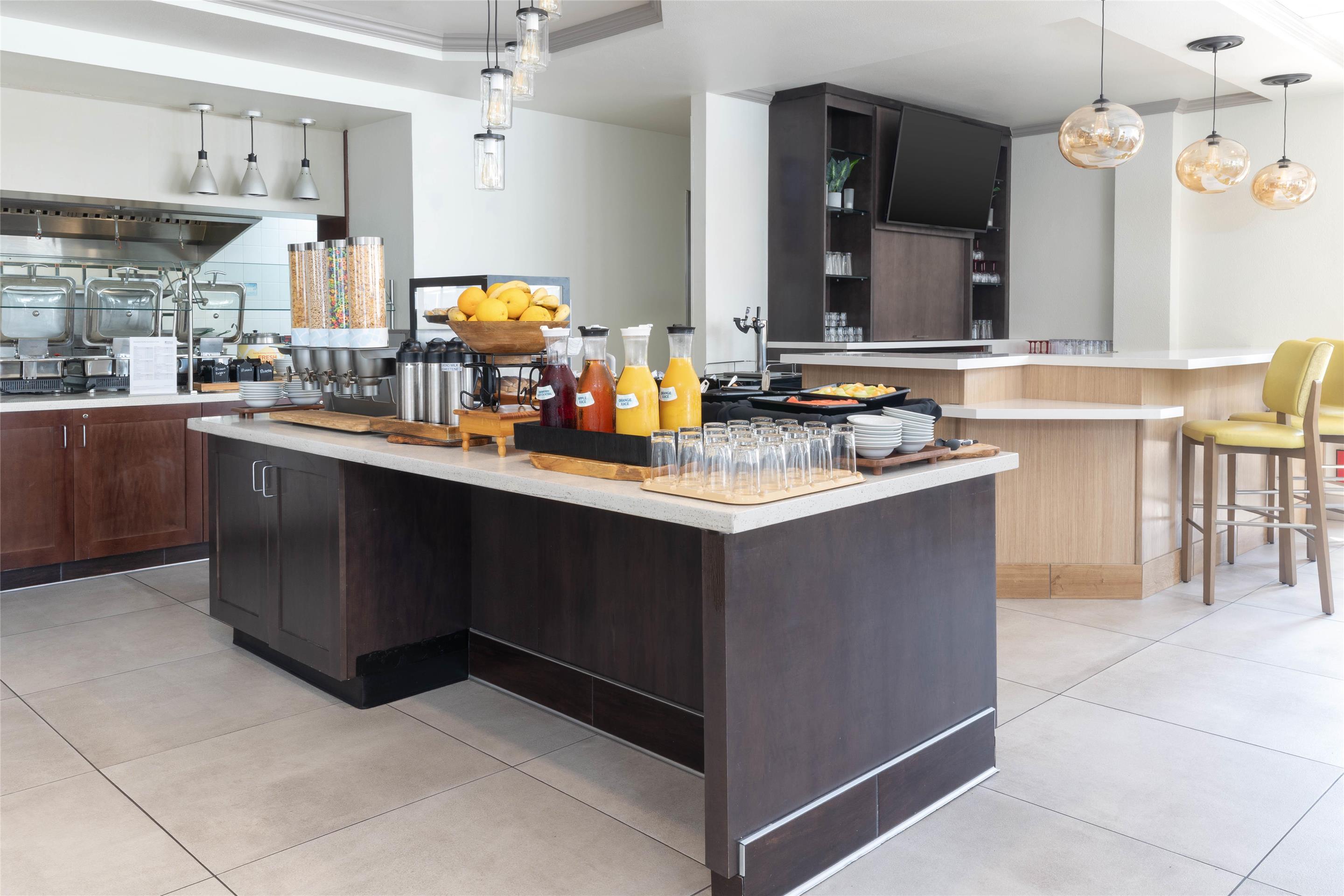 Breakfast Area | Hilton Garden Inn Ontario/Rancho Cucamonga